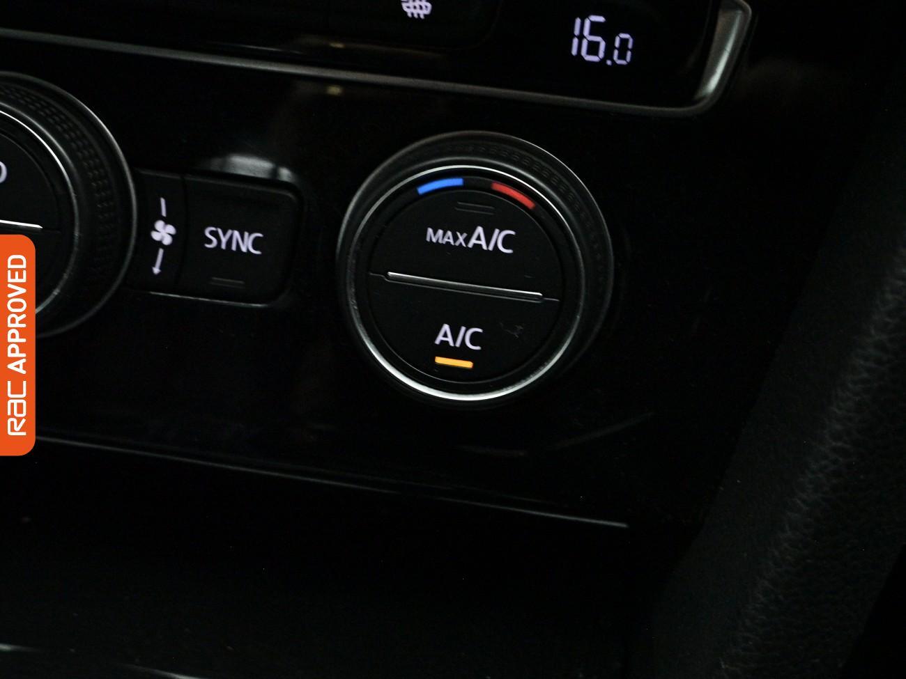 Volkswagen Passat view 22