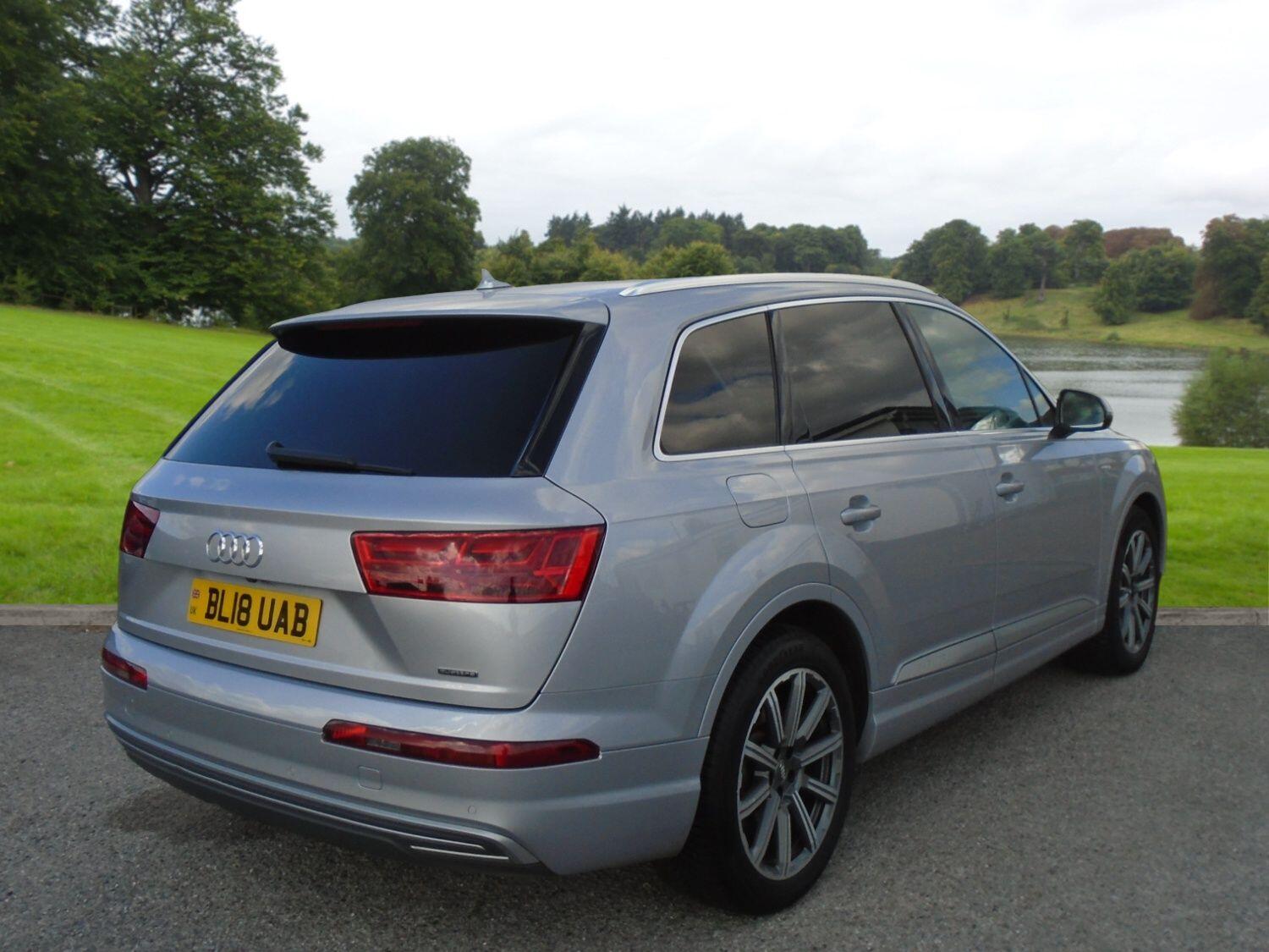Audi Q7 view 3