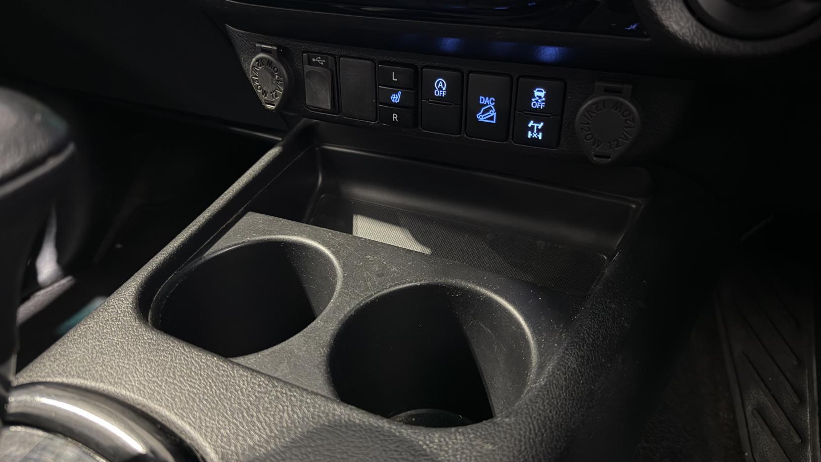 Toyota Hilux view 25