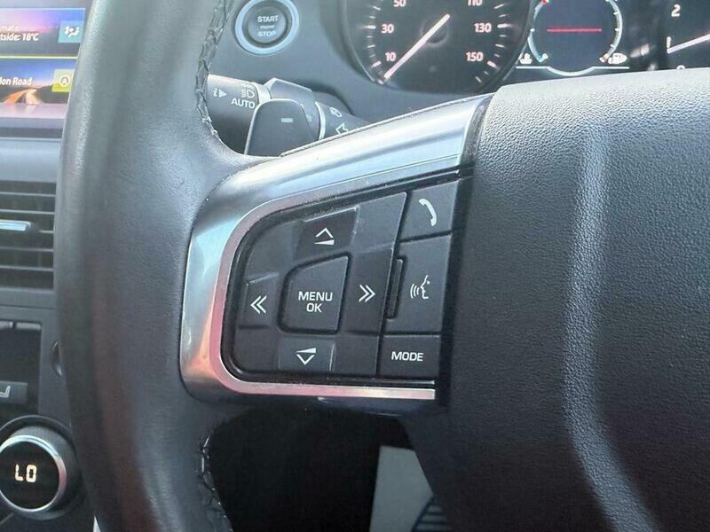 Land Rover Discovery Sport view 45
