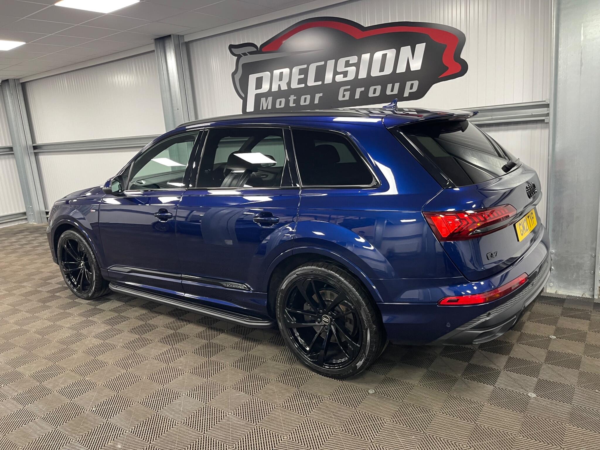 Audi Q7 view 14