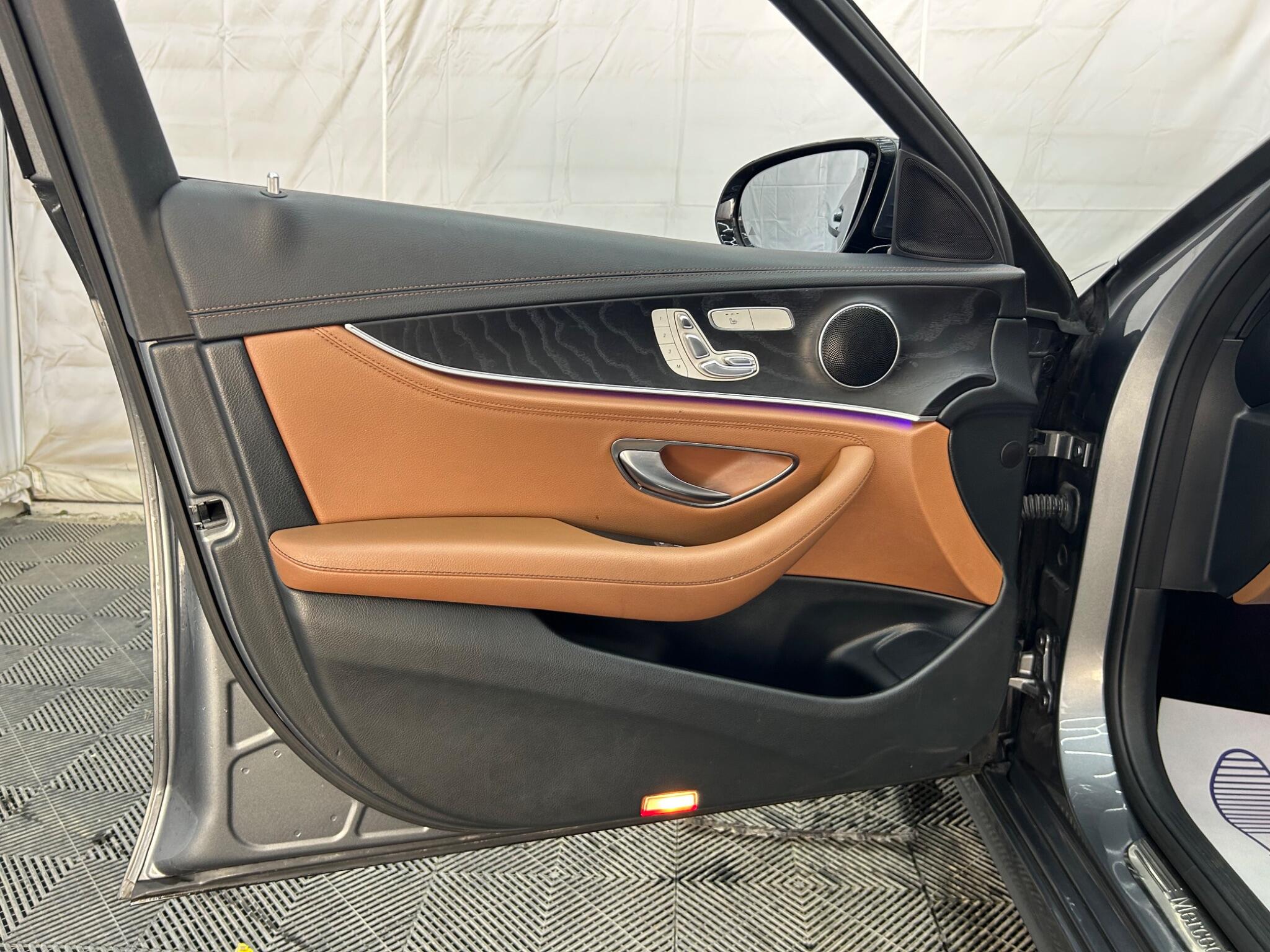 Mercedes-Benz E Class view 32