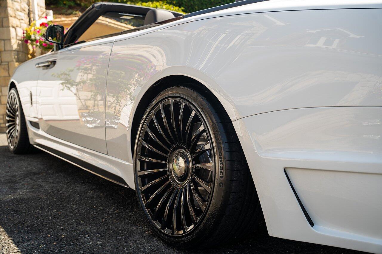 Rolls-Royce Dawn view 13