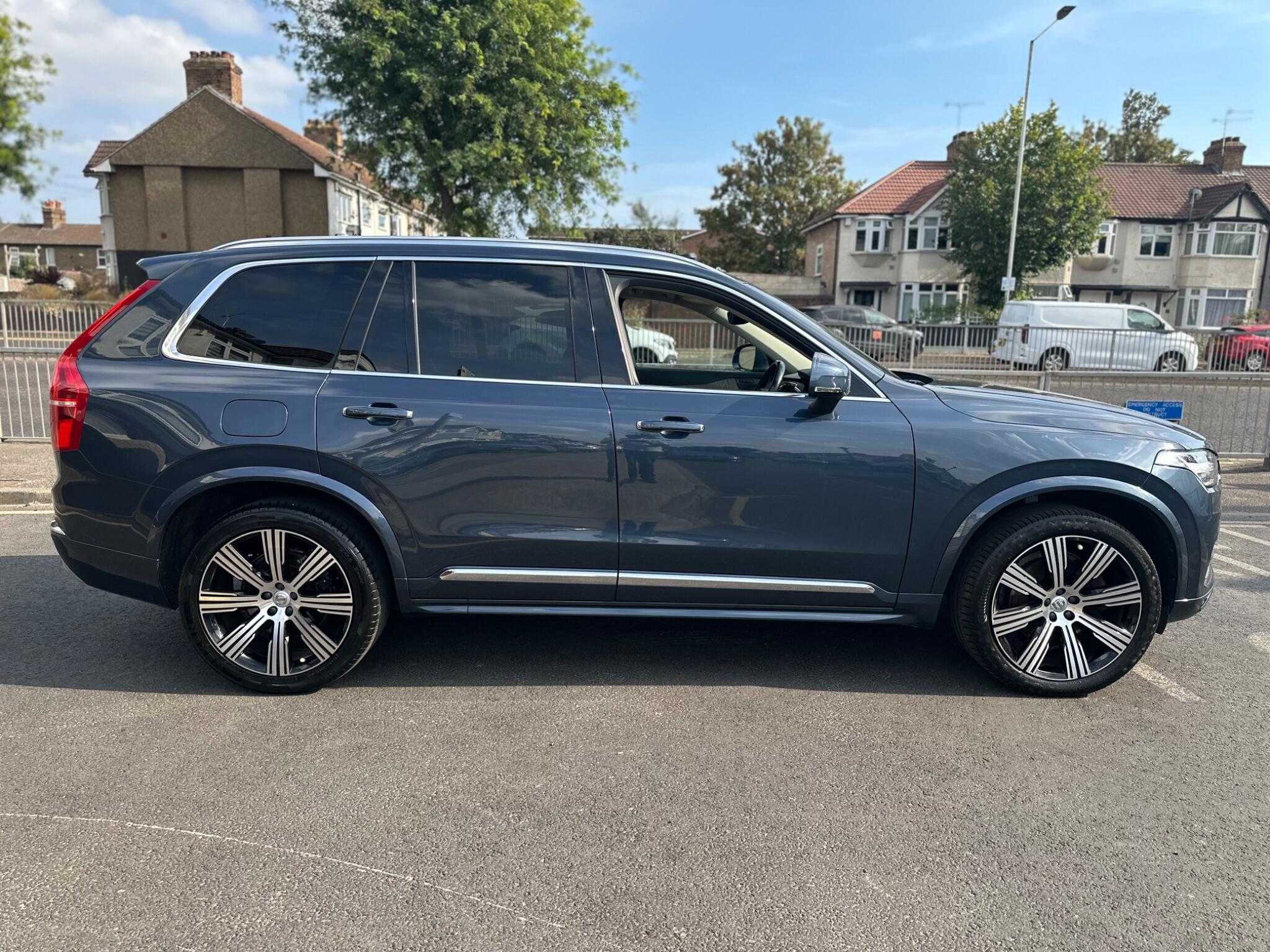 Volvo XC90 view 9