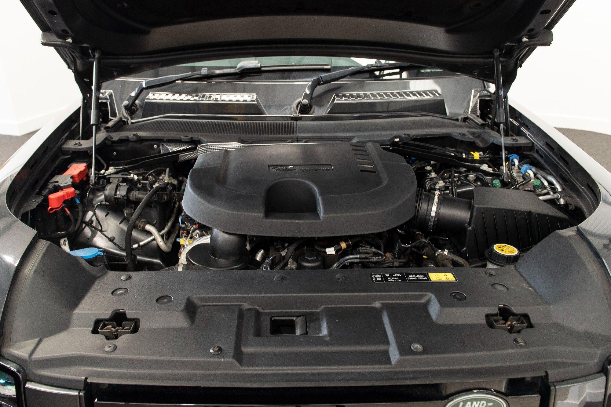 Land Rover Defender 110 view 37