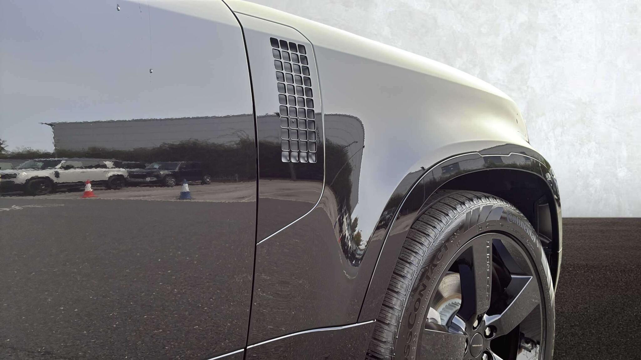 Land Rover Defender view 22