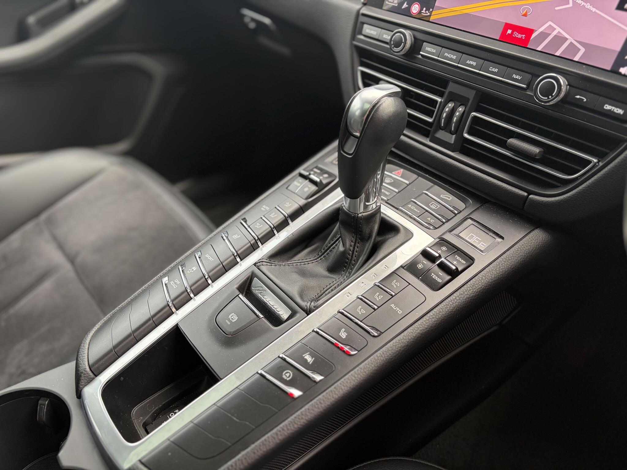 Porsche Macan view 26