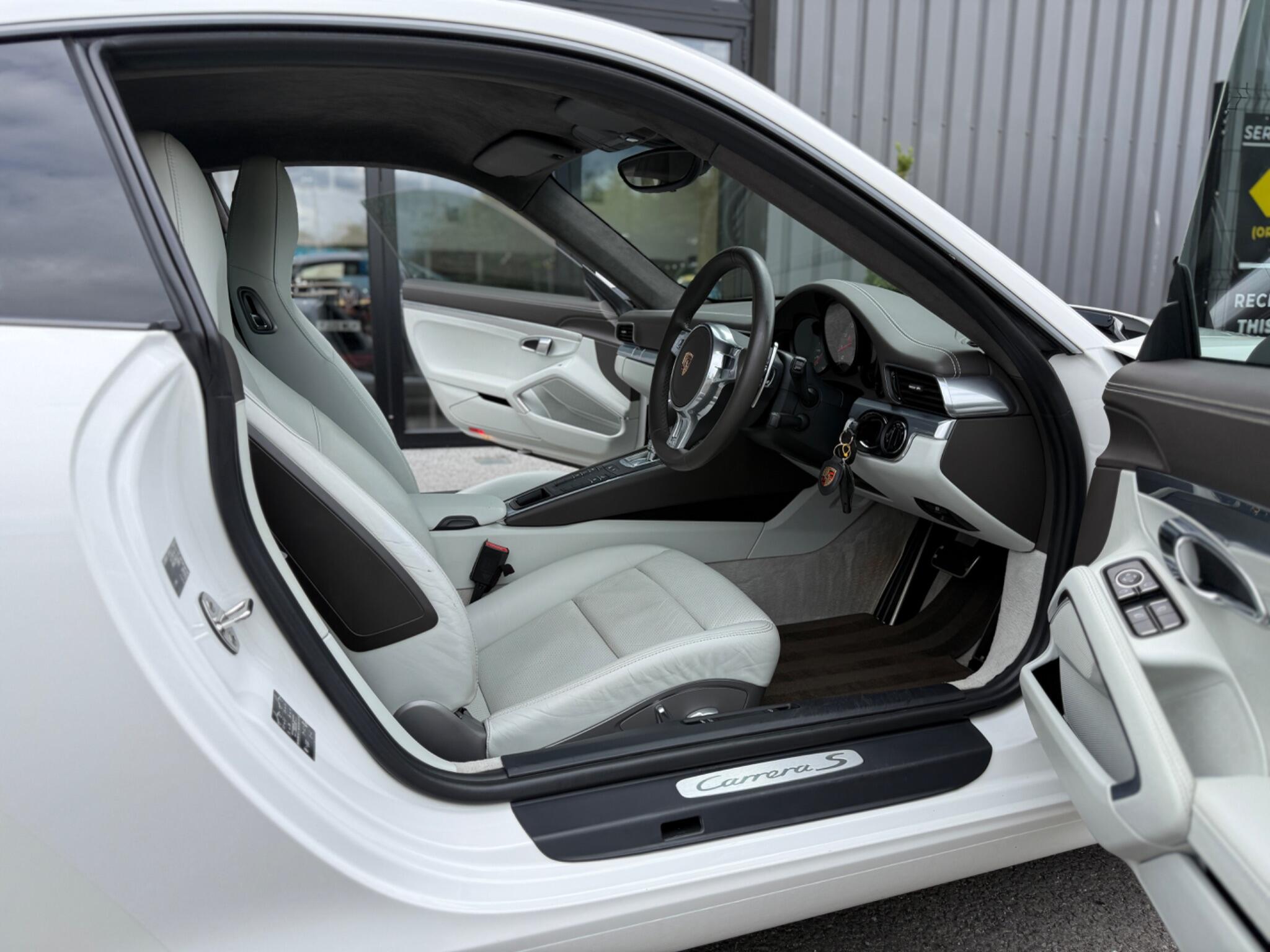 Porsche 911 view 22