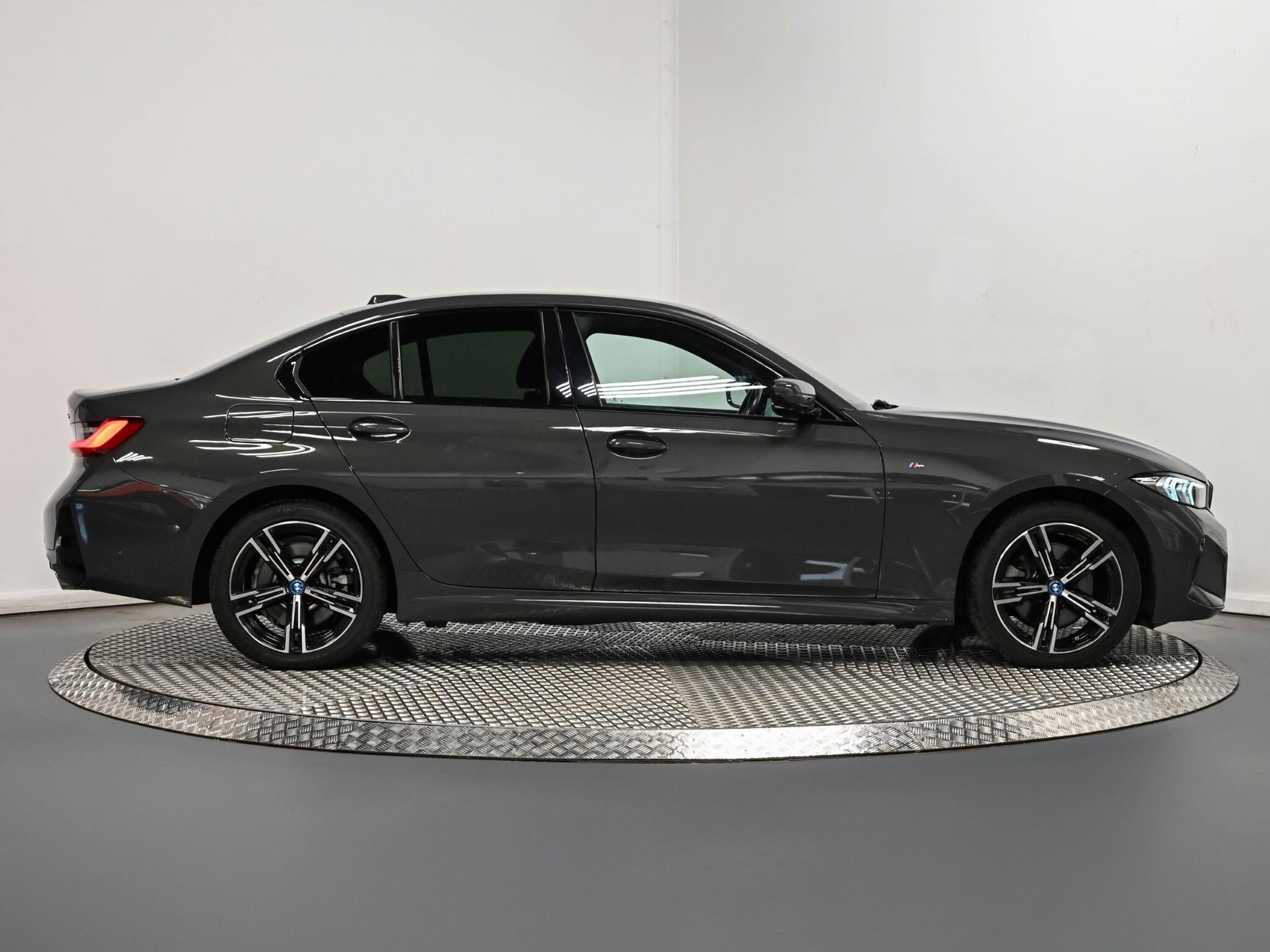 BMW 3 Series view 24