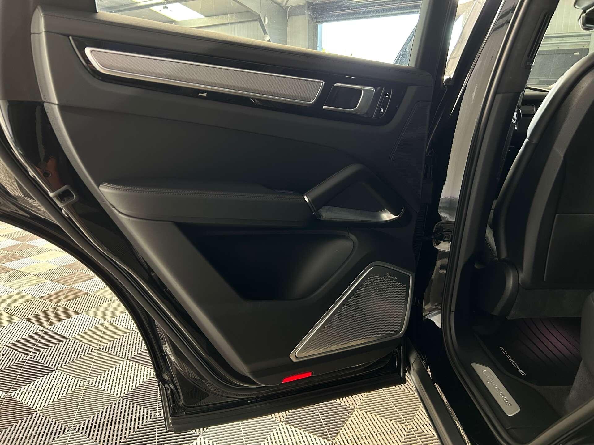 Porsche Cayenne view 22