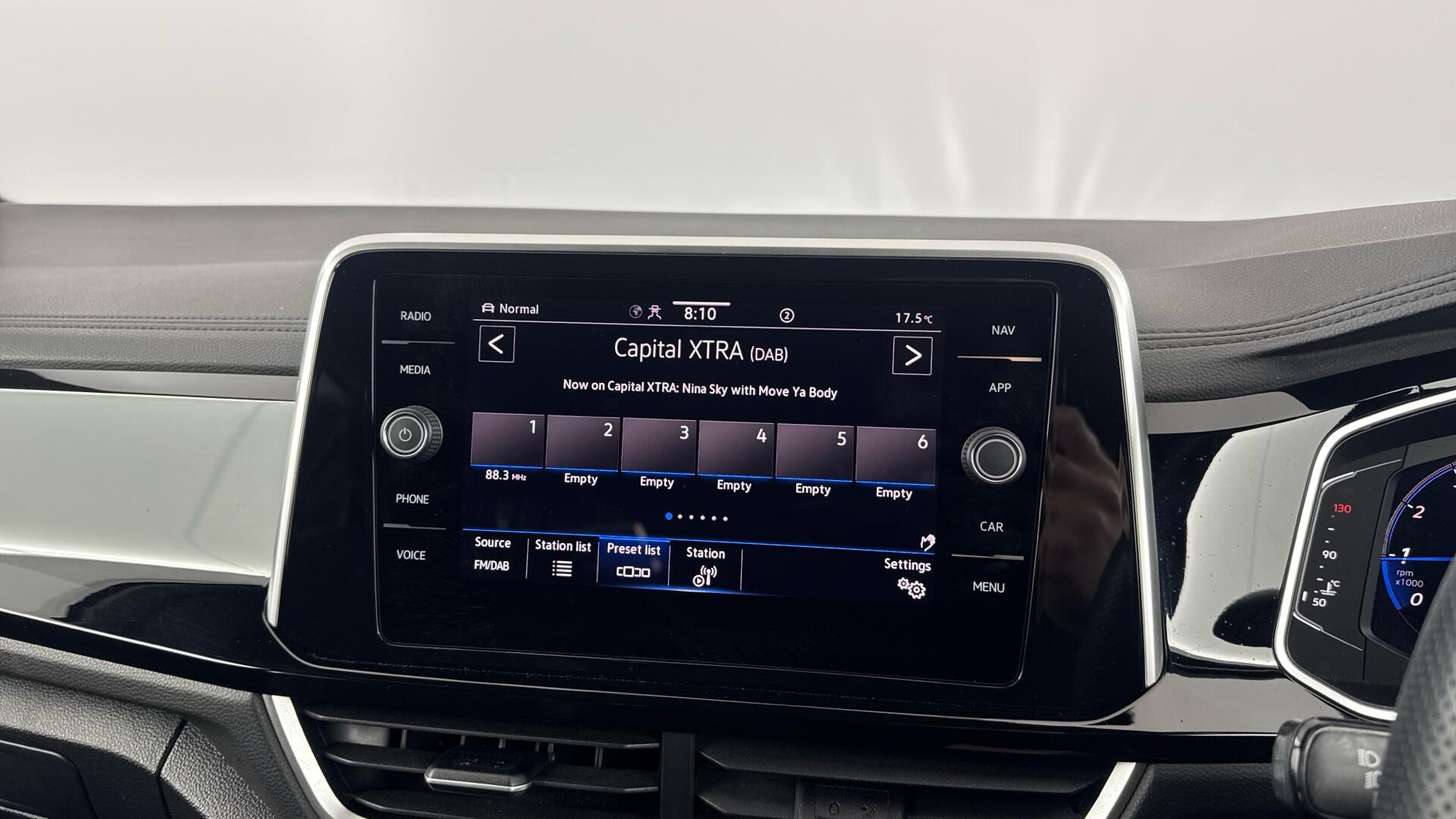 Volkswagen T-Roc view 29
