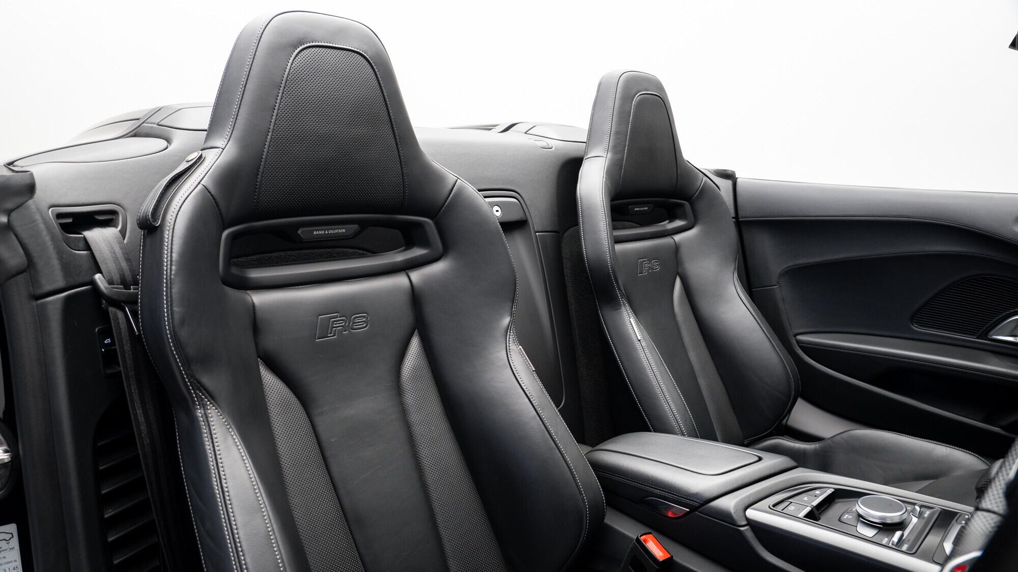 Audi R8 view 8
