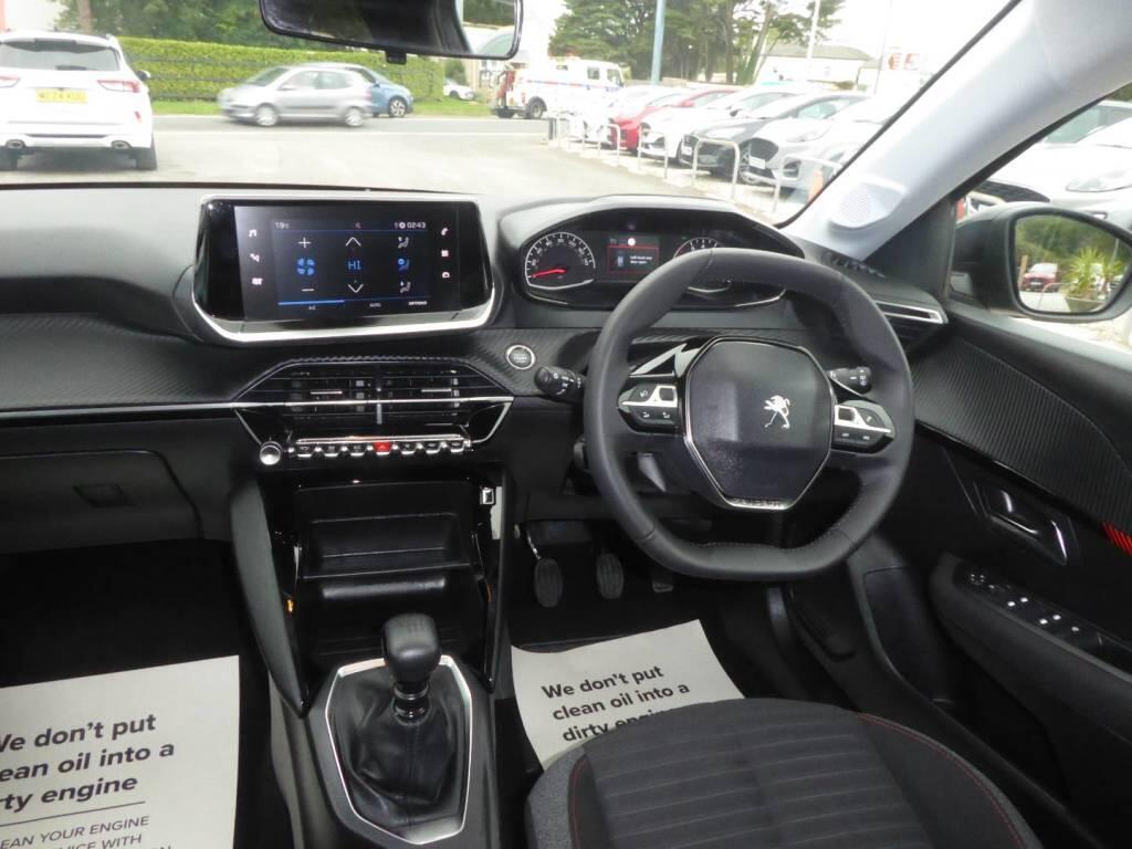 Peugeot 208 view 11