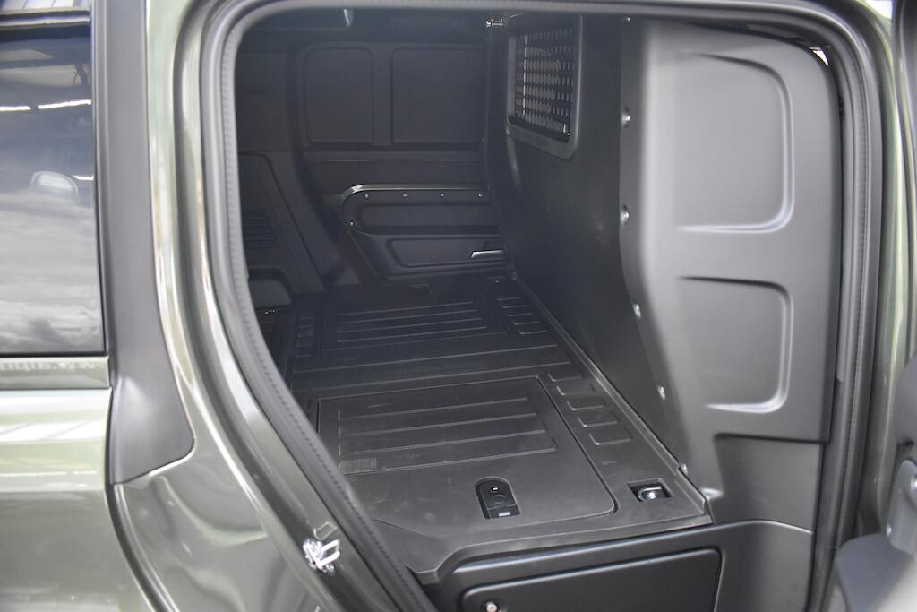 Land Rover Defender 110 view 42