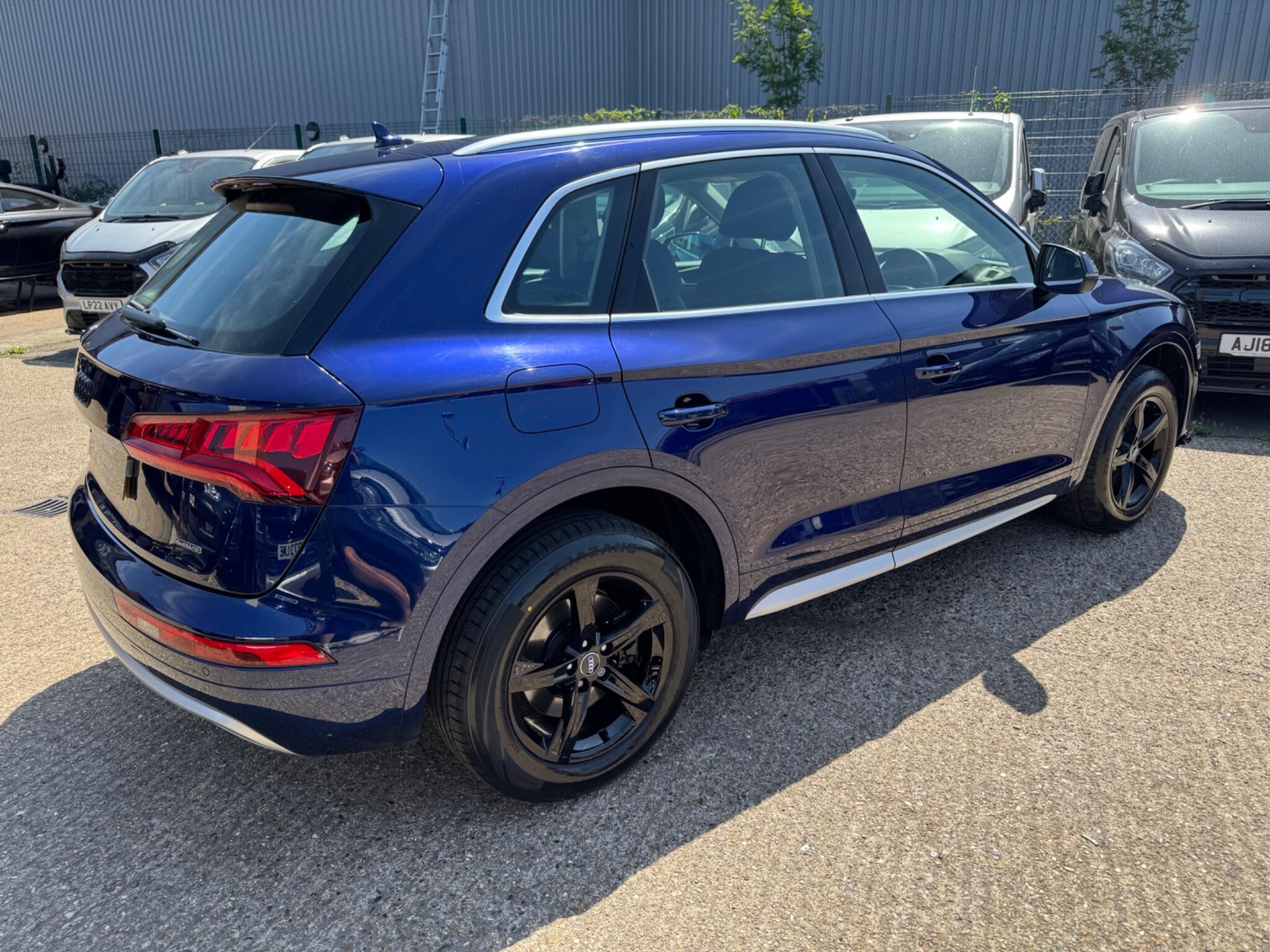 Audi Q5 view 11
