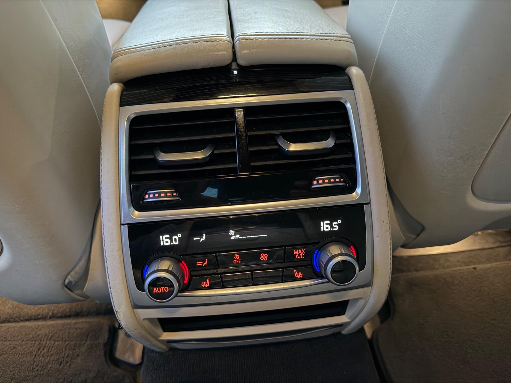 BMW 7 Series view 35