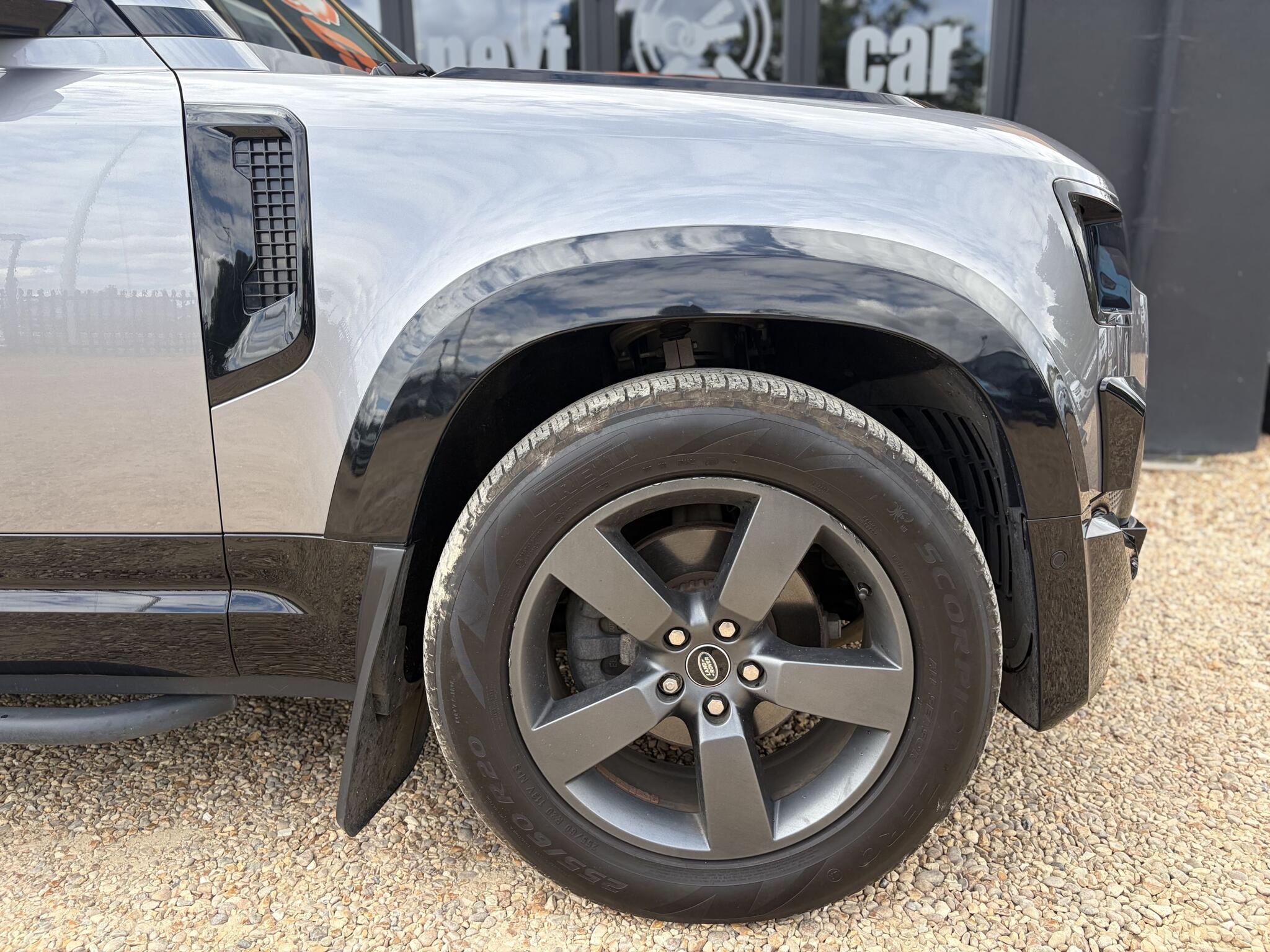 Land Rover Defender 90 view 11