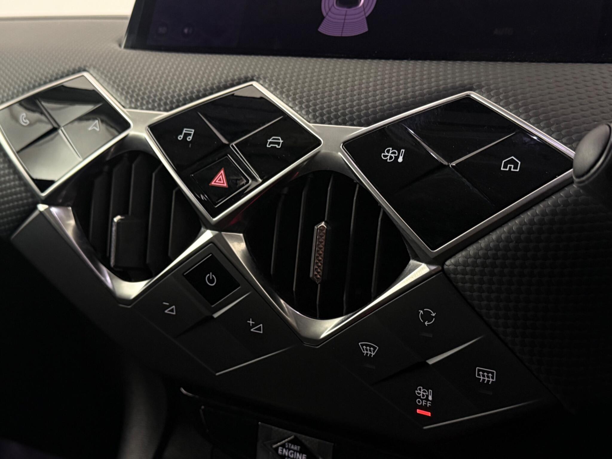 DS Automobiles DS 3 view 20