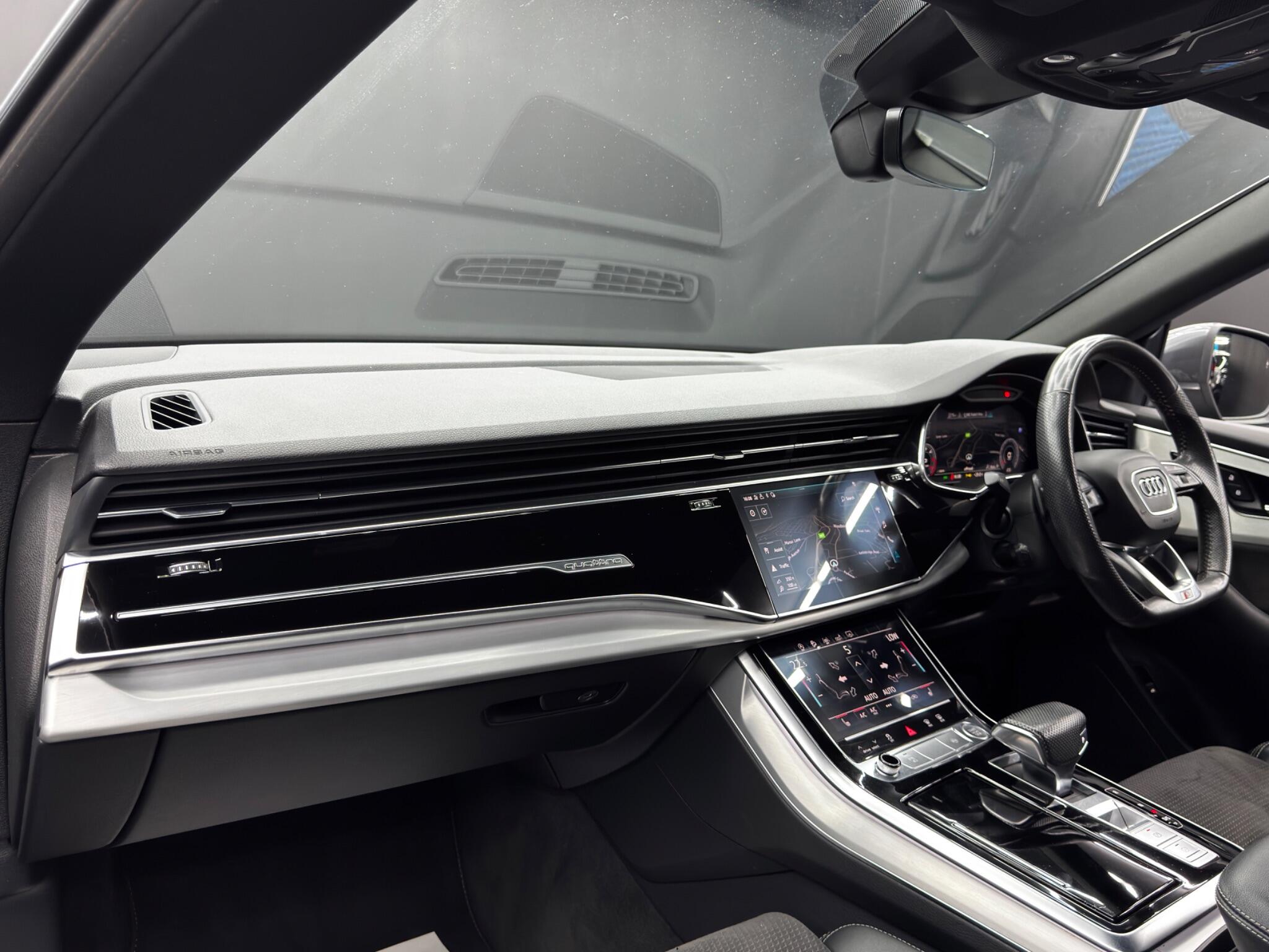 Audi Q8 view 11