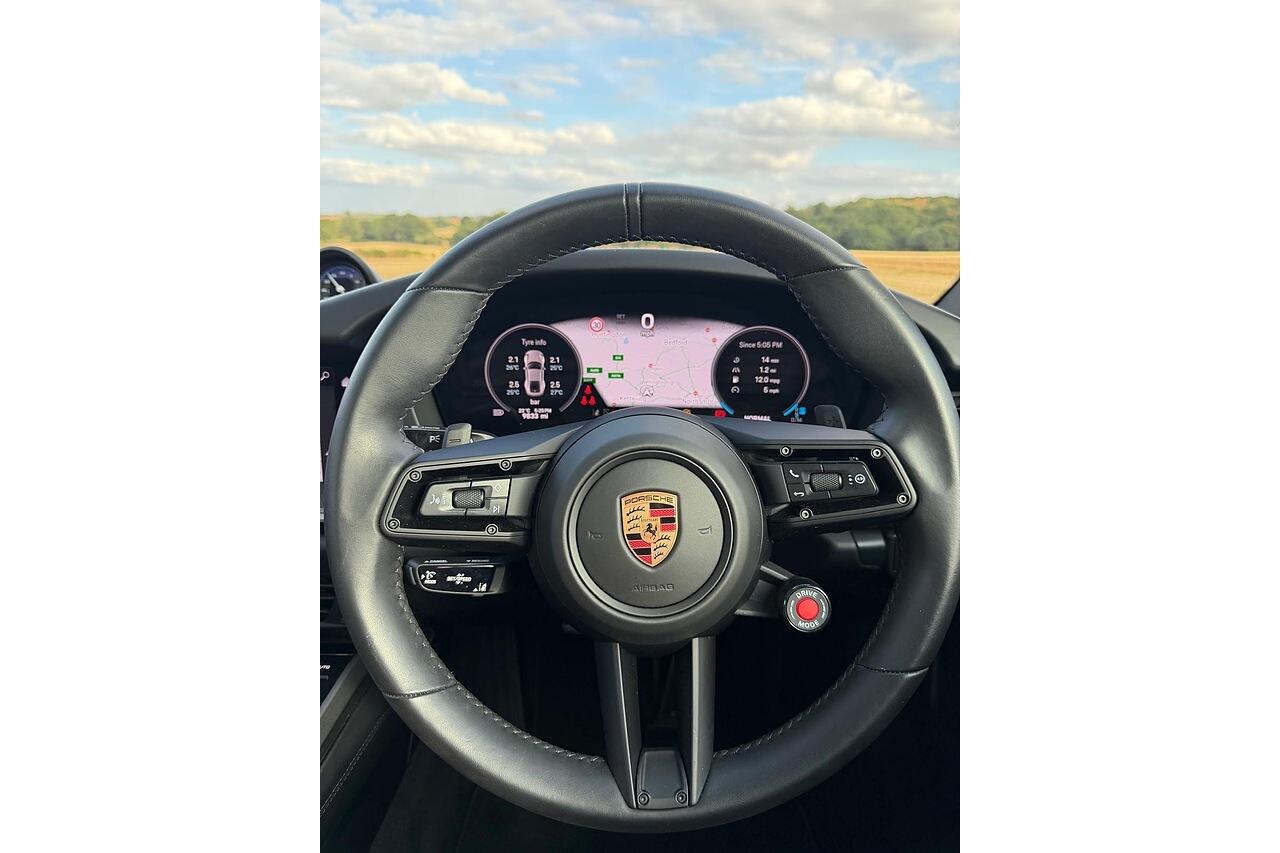 Porsche 911 view 7