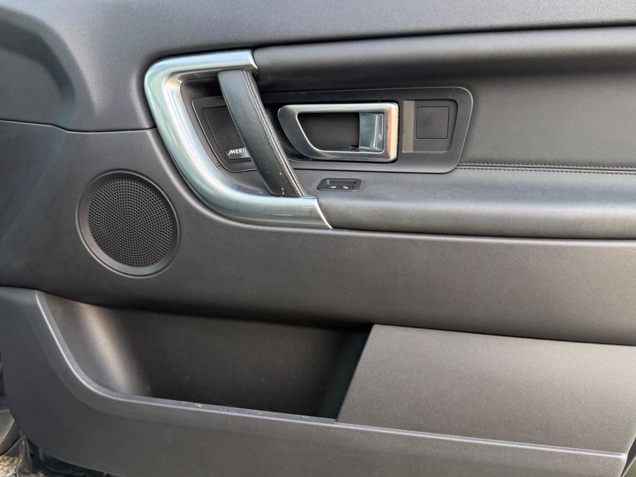 Land Rover Discovery Sport view 30