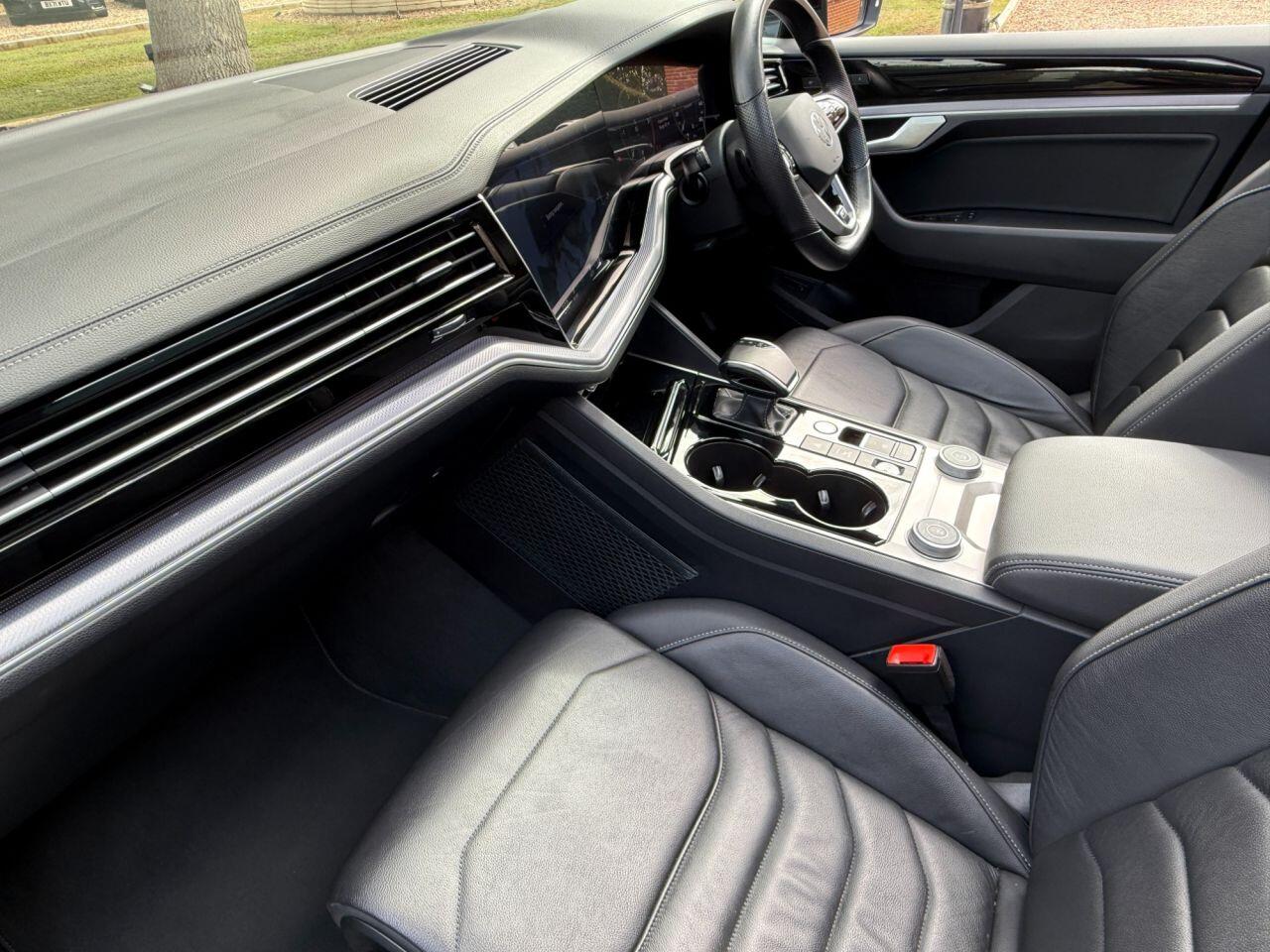 Volkswagen Touareg view 16