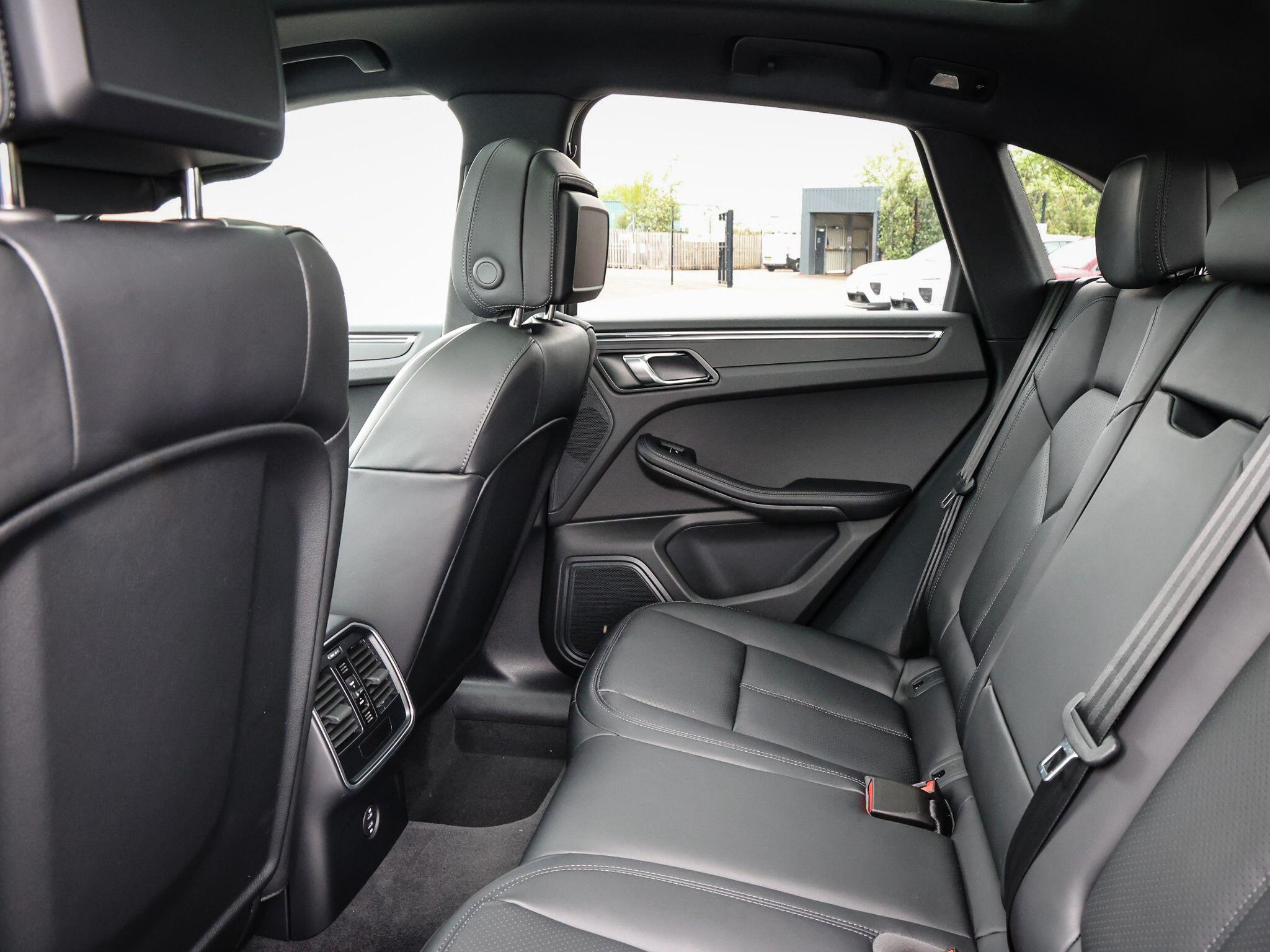 Porsche Macan view 45