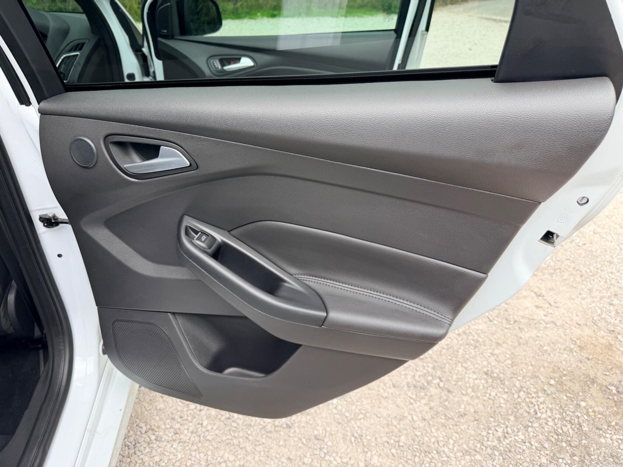 Ford Focus view 31