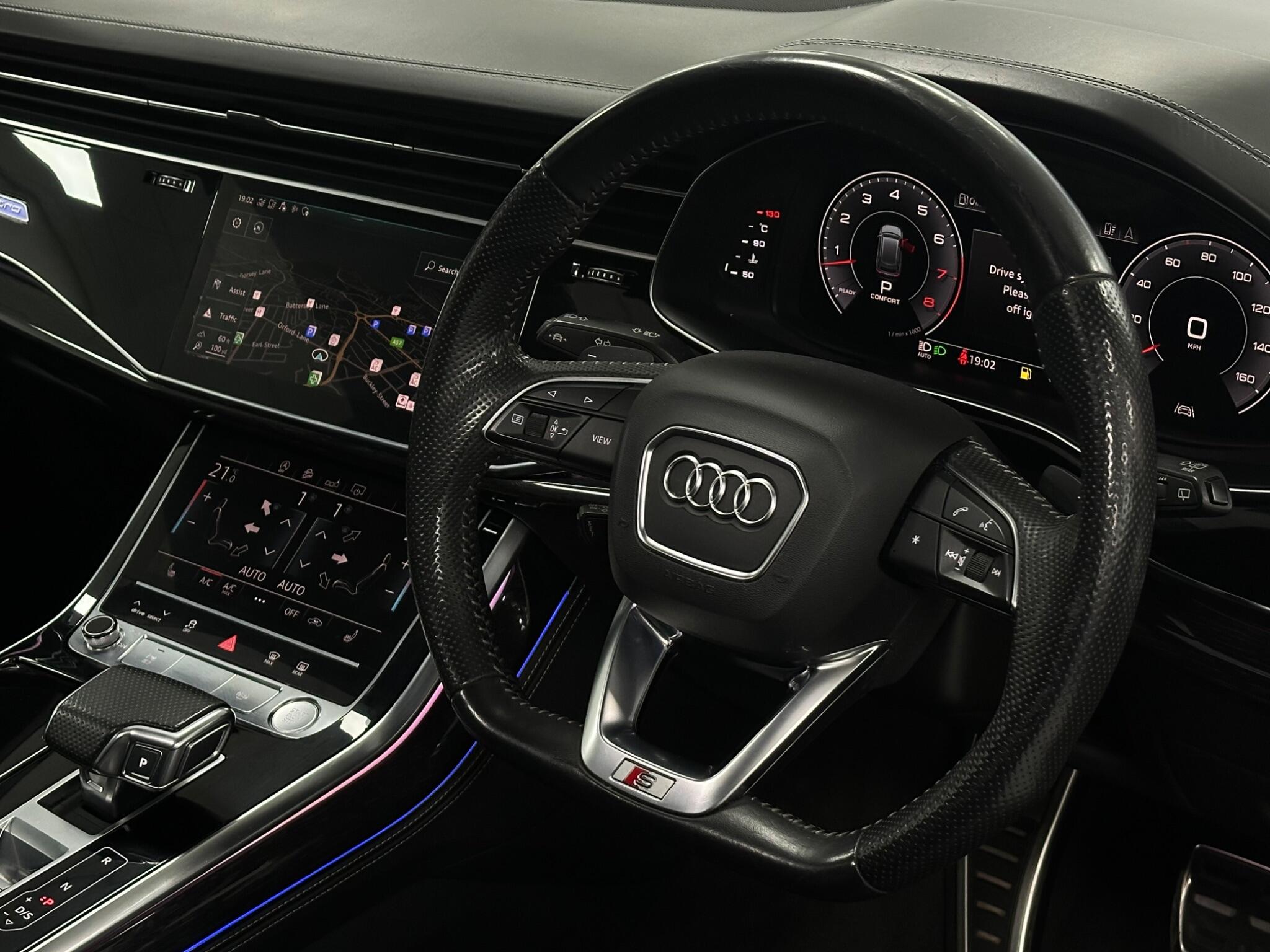 Audi Q8 view 16