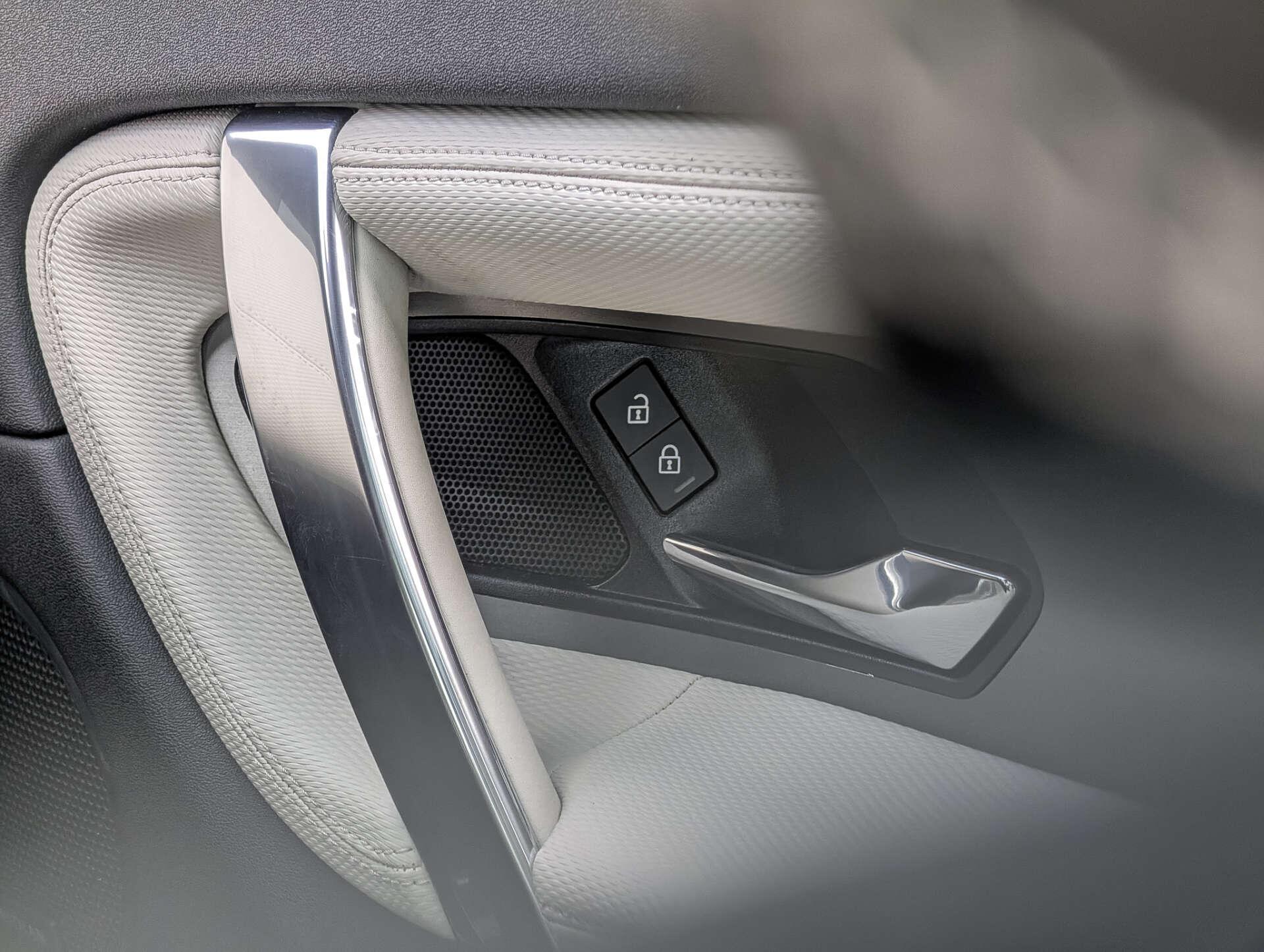 Land Rover Discovery Sport view 30