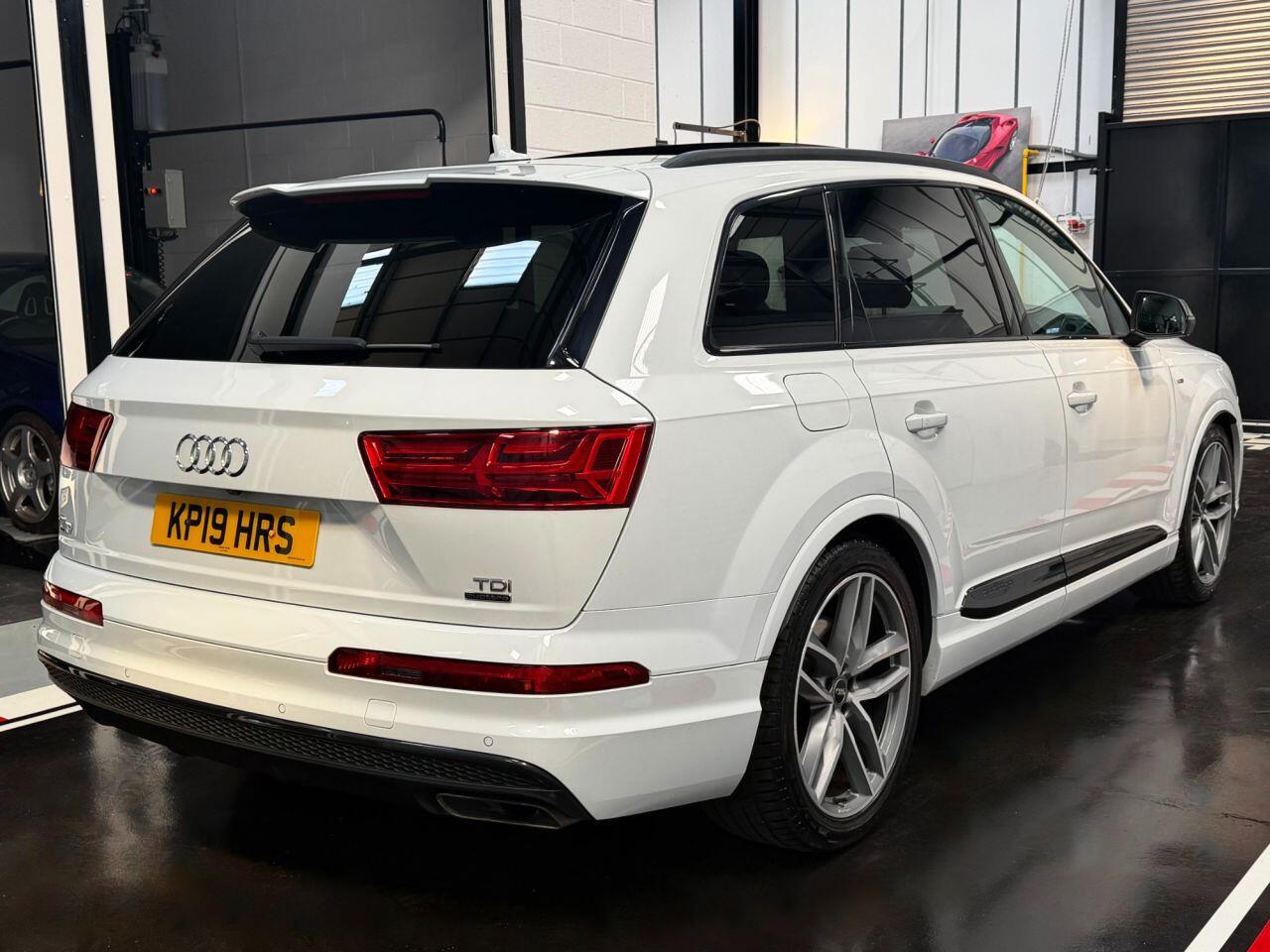 Audi Q7 view 7