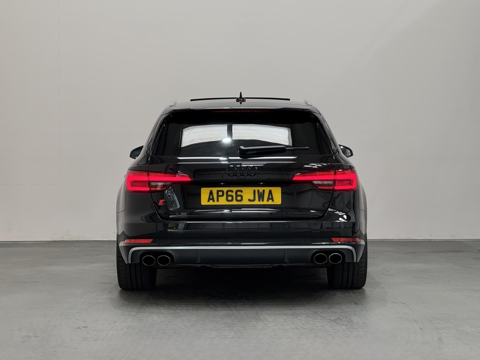 Audi S4 Avant view 13