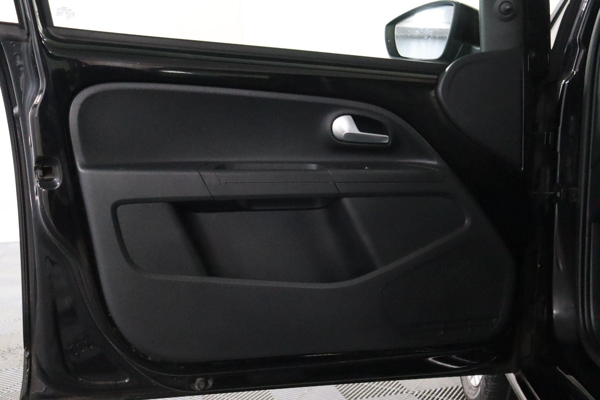 Volkswagen Up! view 41