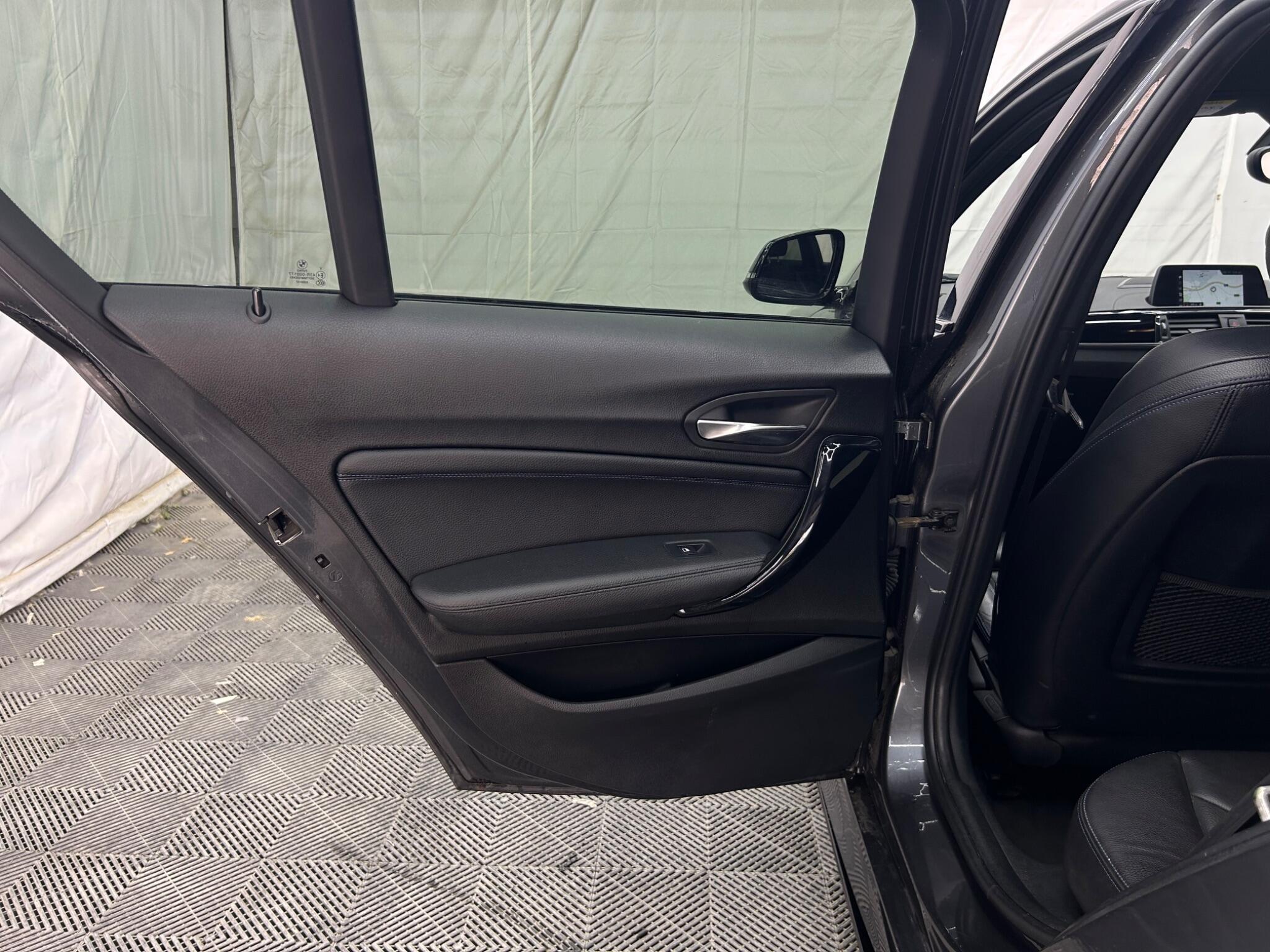 BMW 1 Series view 32