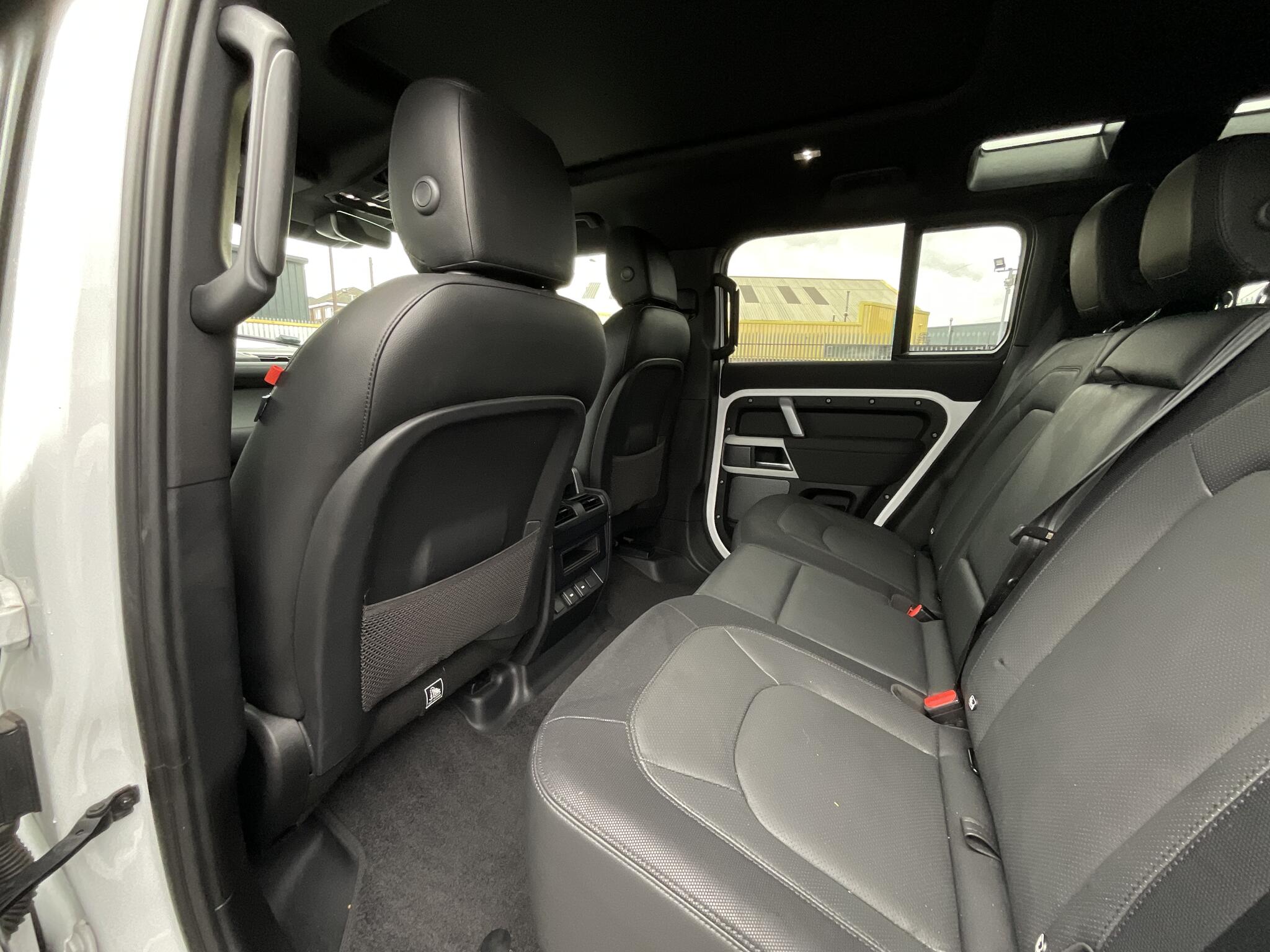 Land Rover Defender 110 view 13