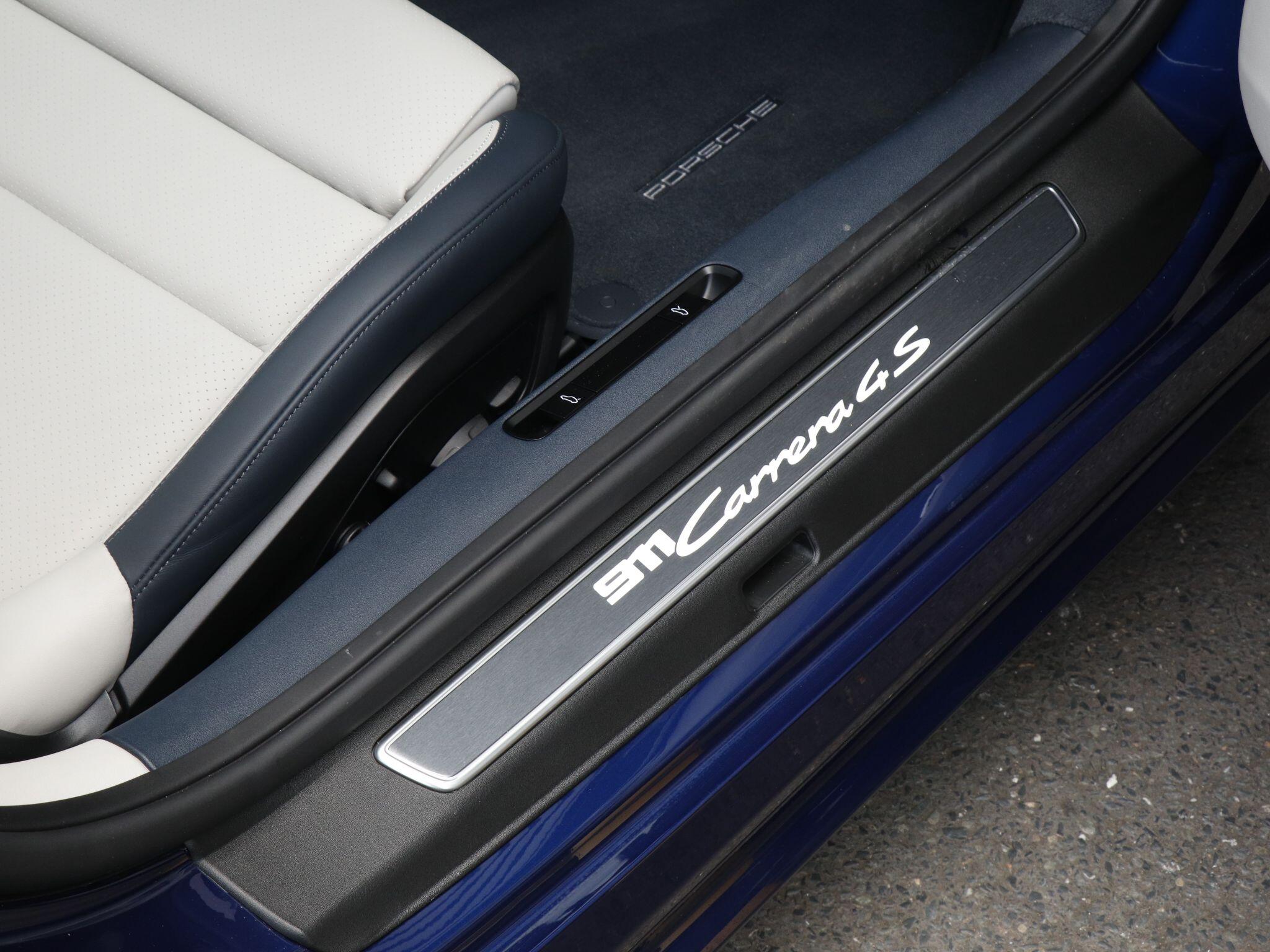 Porsche 911 view 27