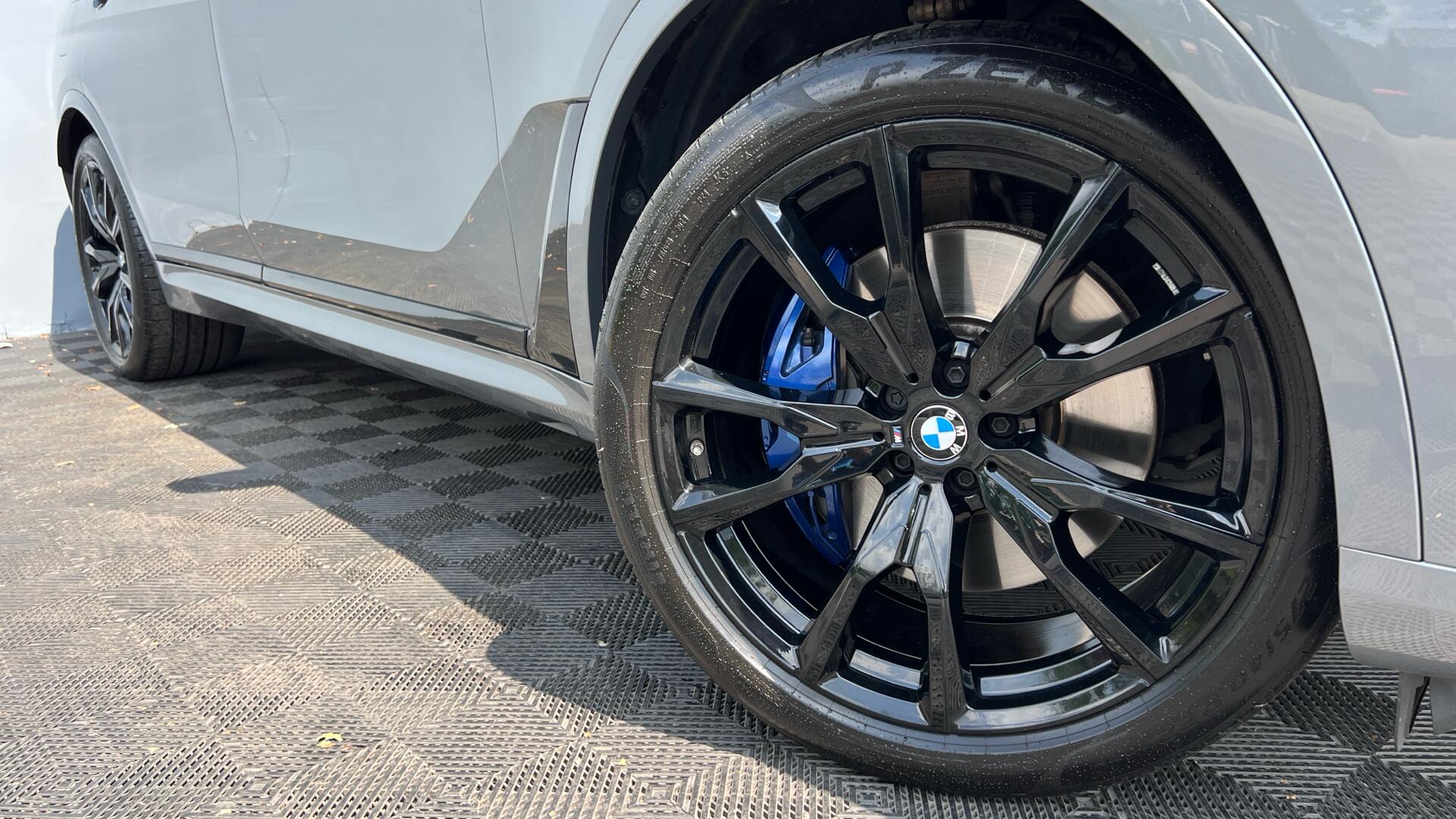 BMW X7 view 25