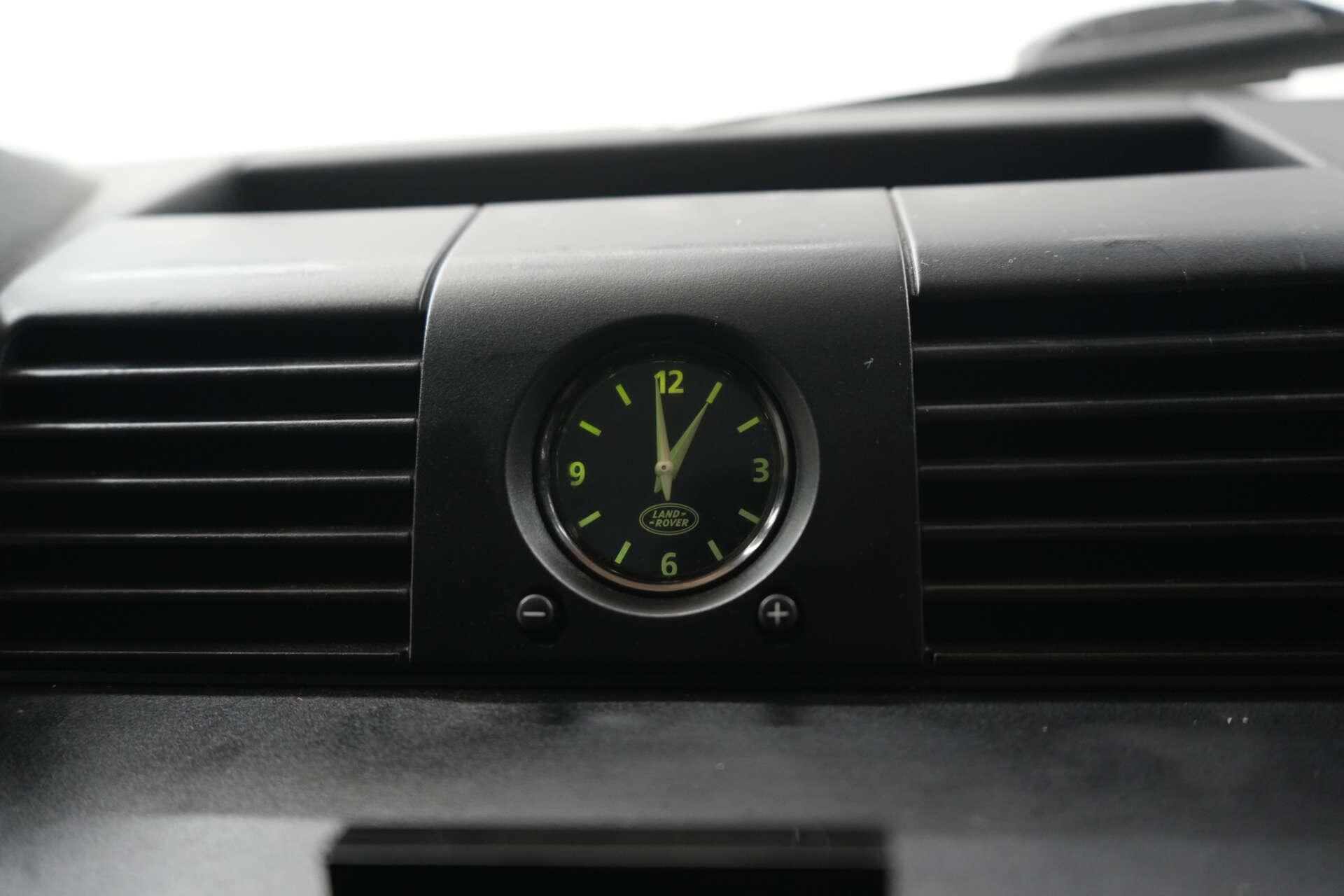 Land Rover Defender 90 view 29