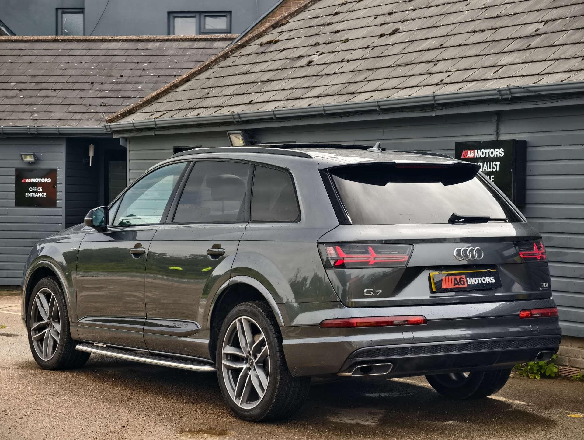 Audi Q7 view 15