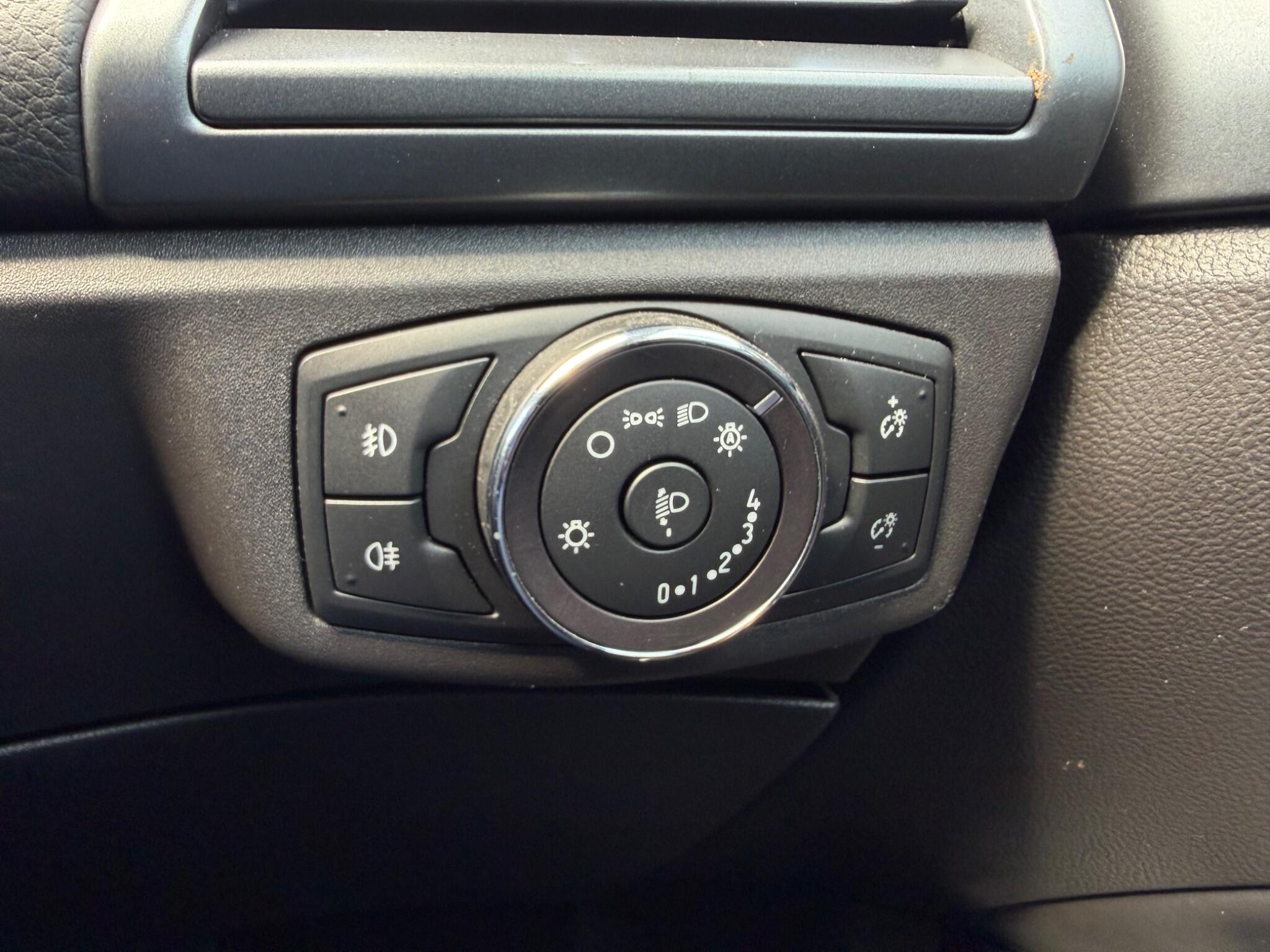 Ford Mondeo view 28