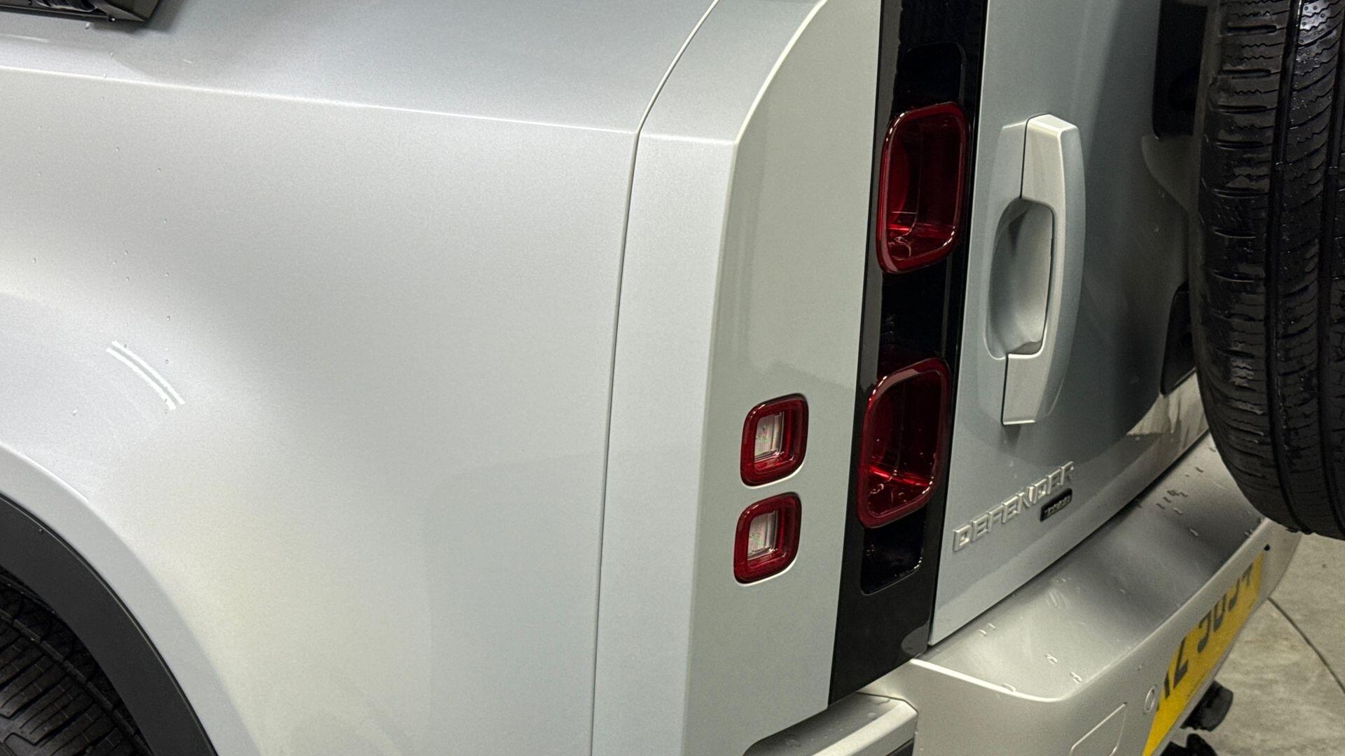 Land Rover Defender view 19