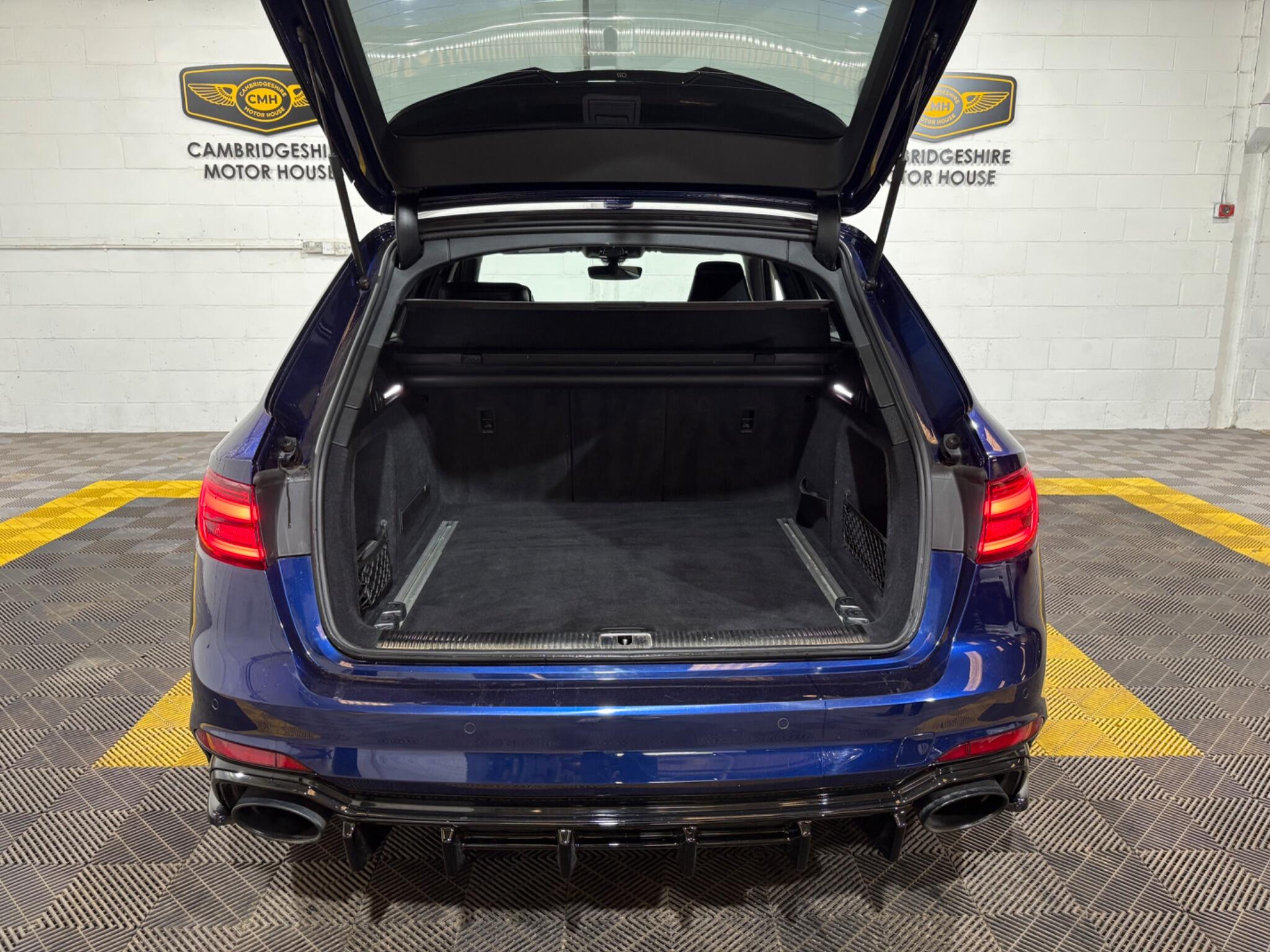 Audi RS4 Avant view 9