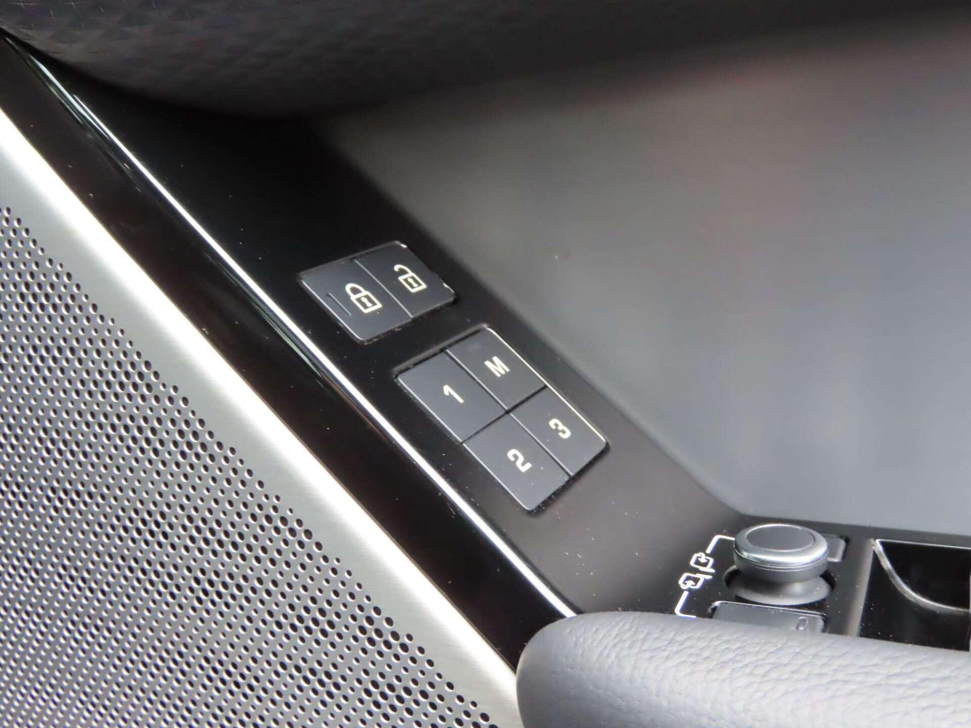Land Rover Range Rover Velar view 17
