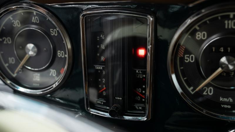 Mercedes-Benz SL view 28