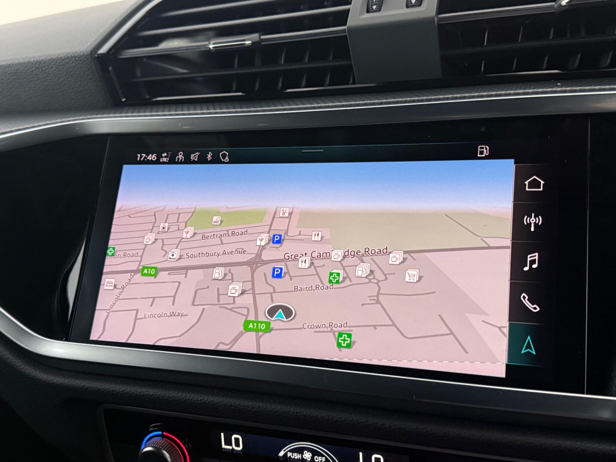 Audi Q3 view 24