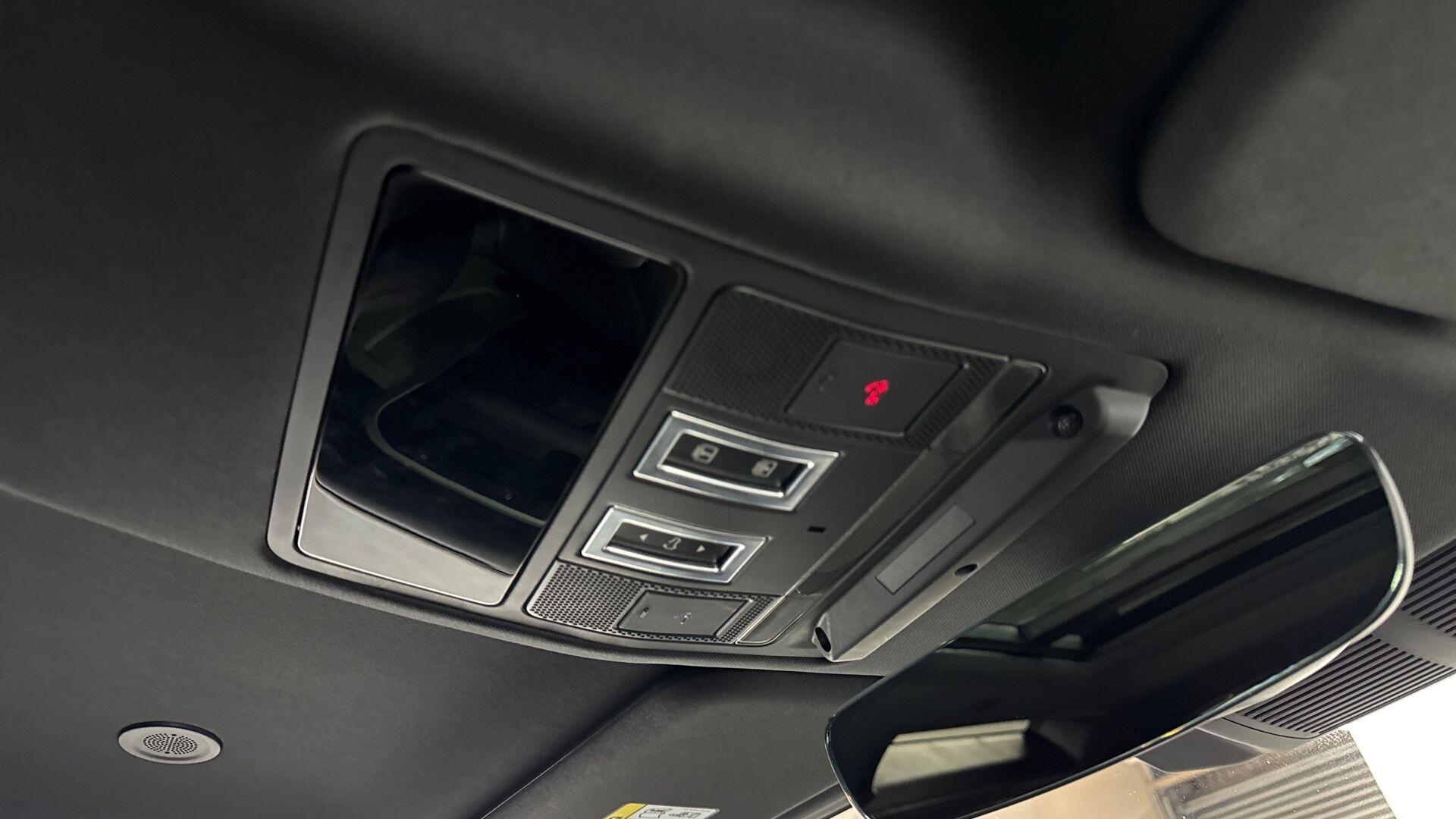Land Rover Defender view 24