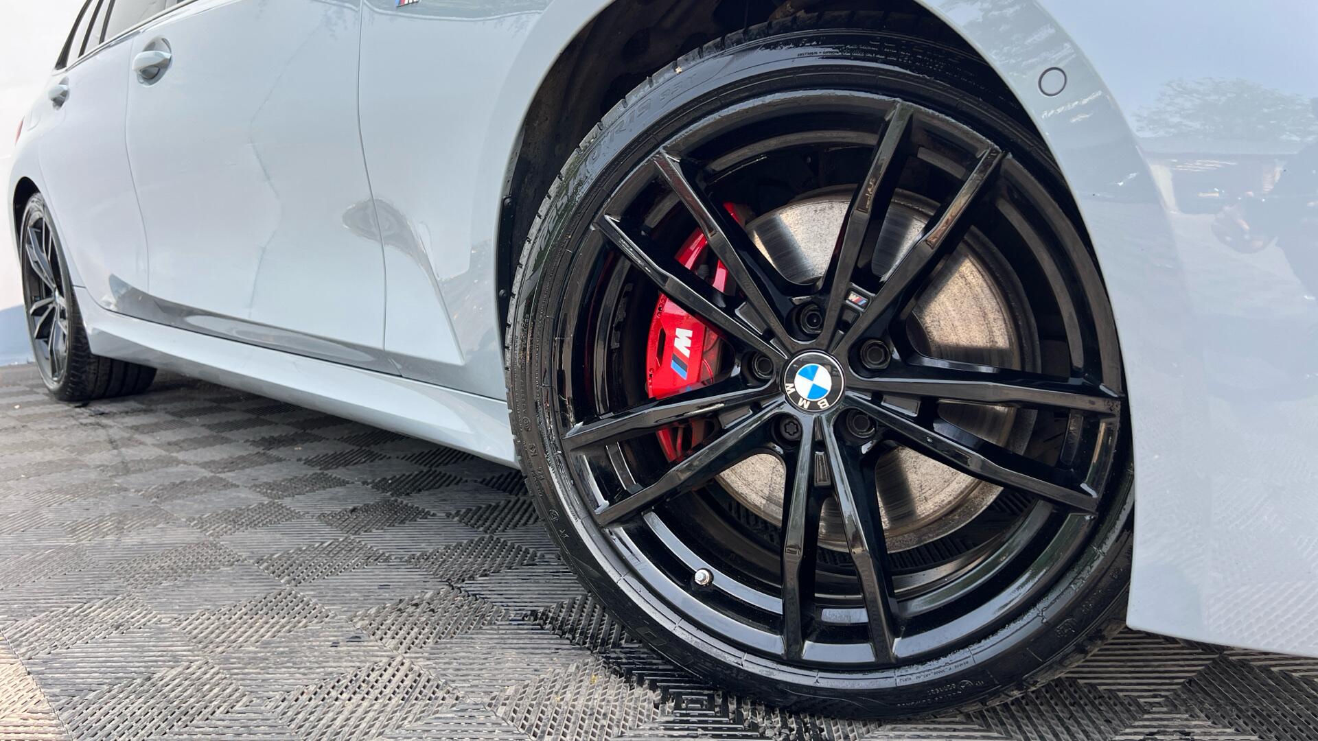 BMW 3 Series view 28