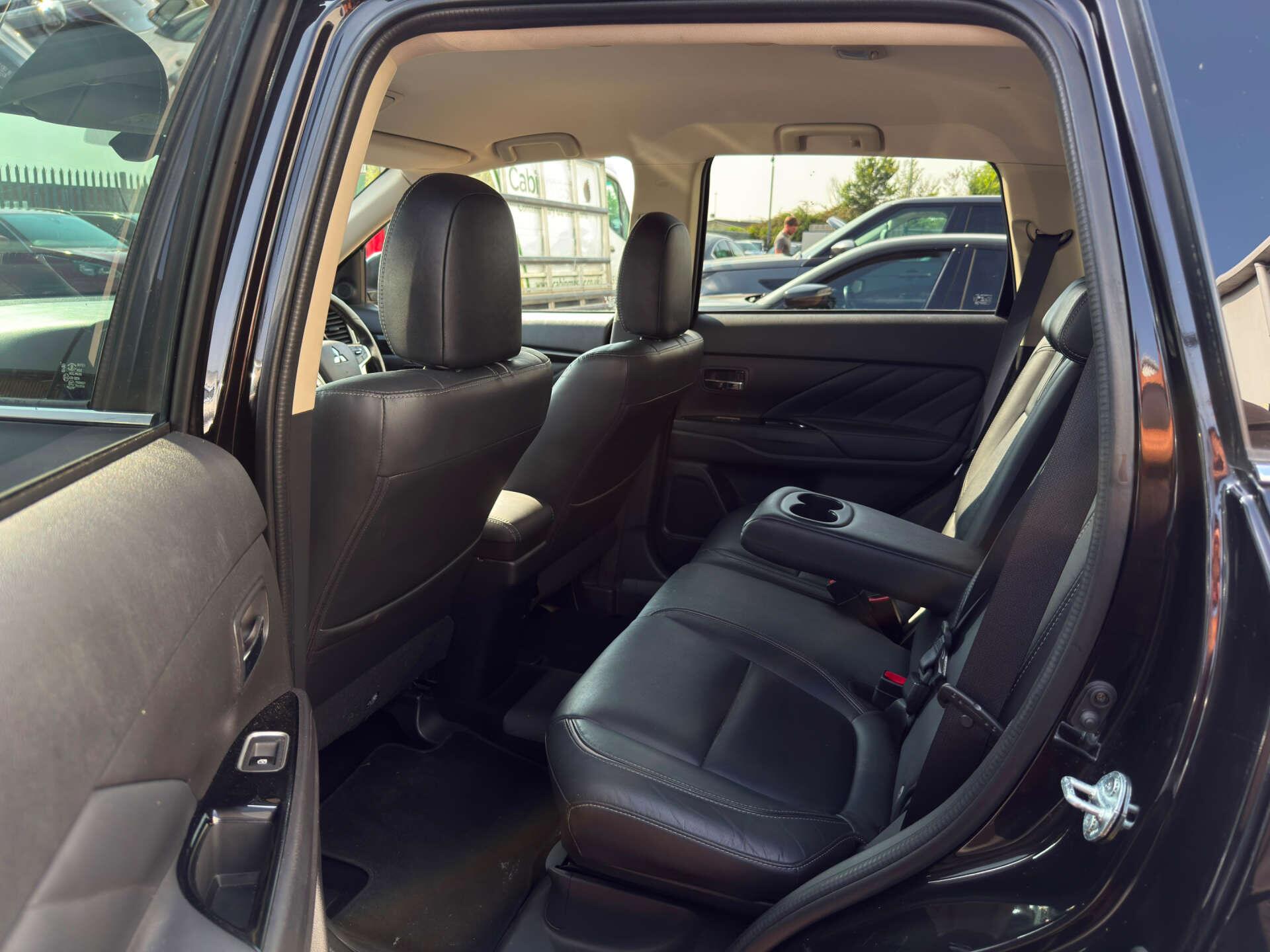 Mitsubishi Outlander view 28