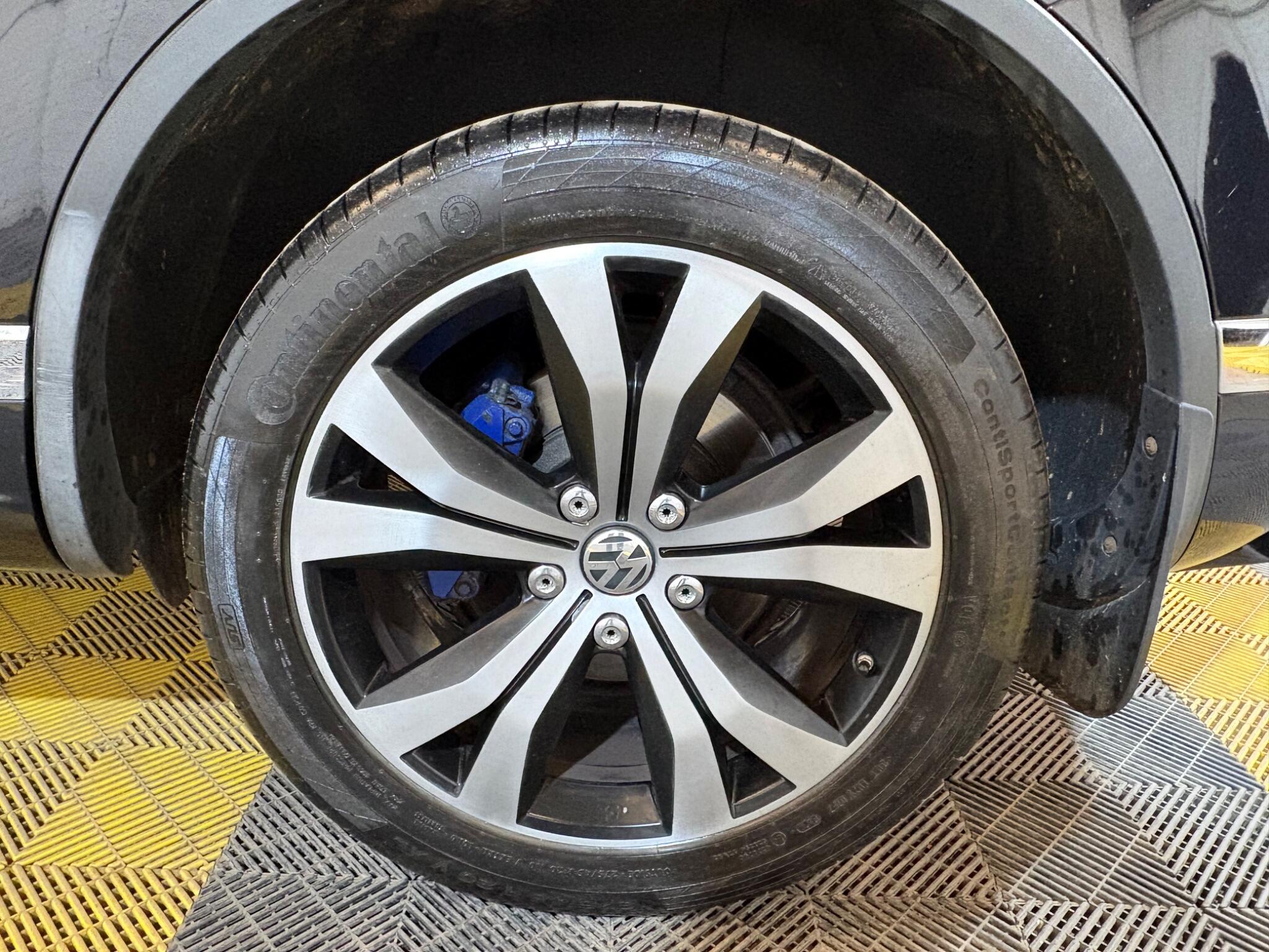 Volkswagen Touareg view 15