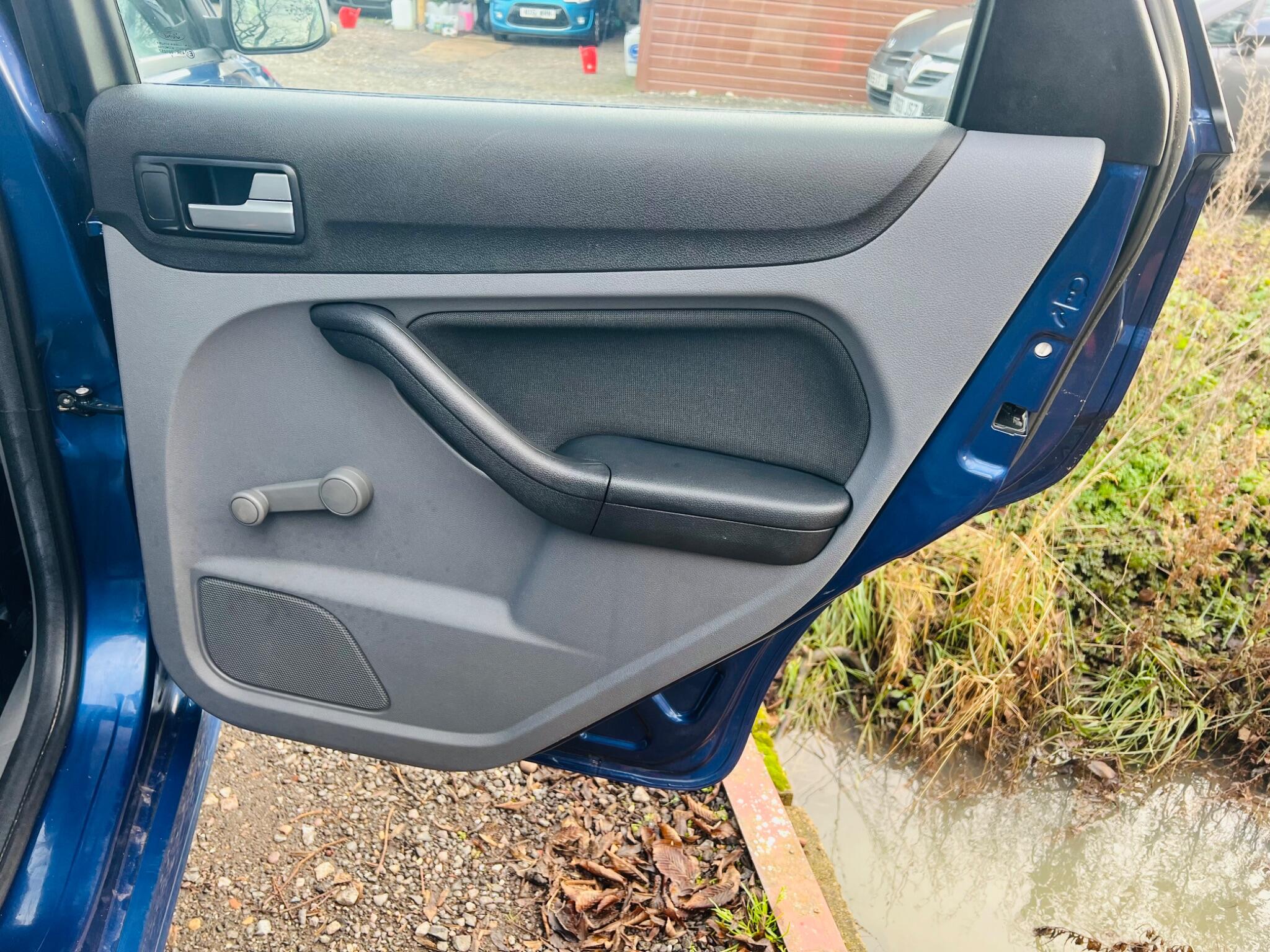 2009 Ford Focus image 15